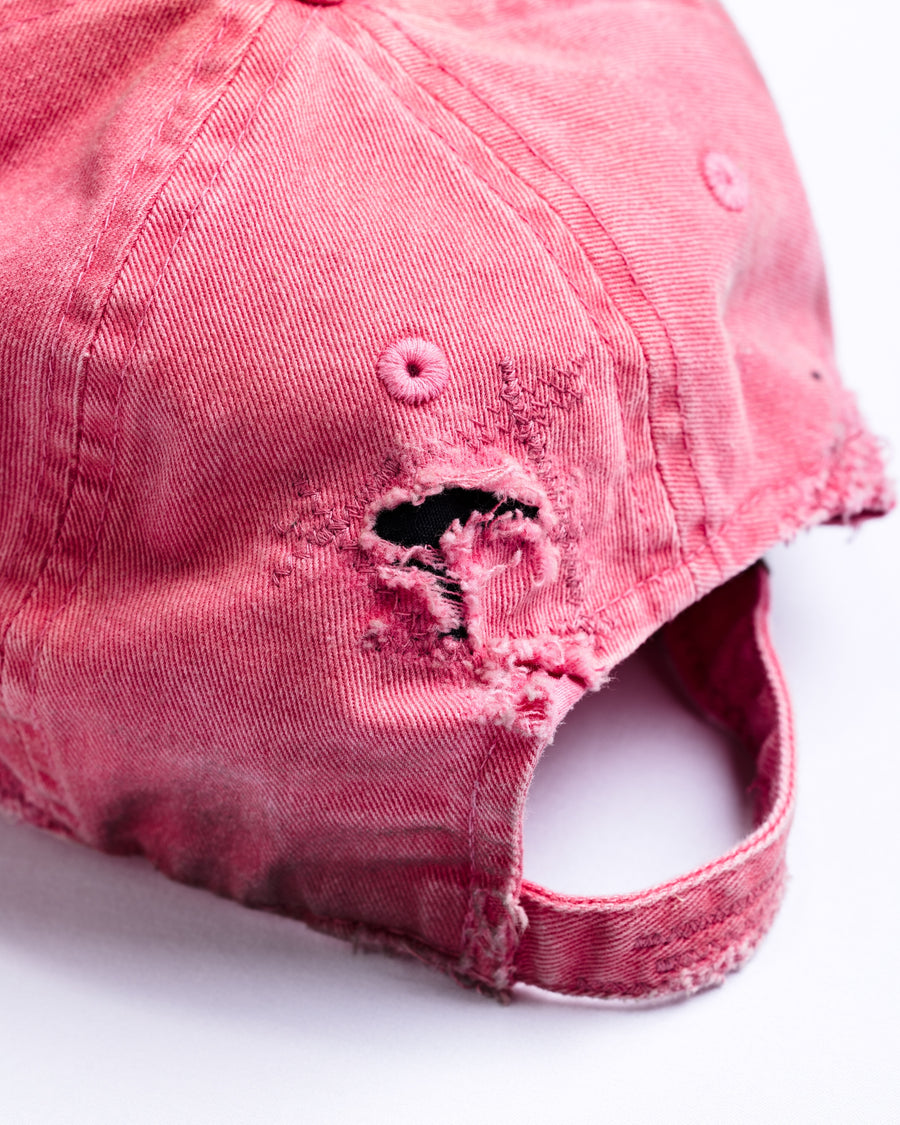 ダメージ加工とステッチ補強で、長年使い込まれた風合いを表現したキャップ。オリジナルワッペンにも同様の加工を施し、全体の統一感を高めました。素材には先染めのピグメントコットンキャンバスを採用。実用性とヴィンテージな佇まいを兼ね備え、スタイリングにこなれたアクセントを添える一着に仕上げています。

A distressed cap featuring reinforced stitching for a rugged, time-worn look. Both the body and the original patch are meticulously aged for a cohesive vintage aesthetic. Crafted from pre-dyed pigment cotton canvas, this RED piece combines durability with a sophisticated, lived-in feel, perfect for adding character to any outfit.