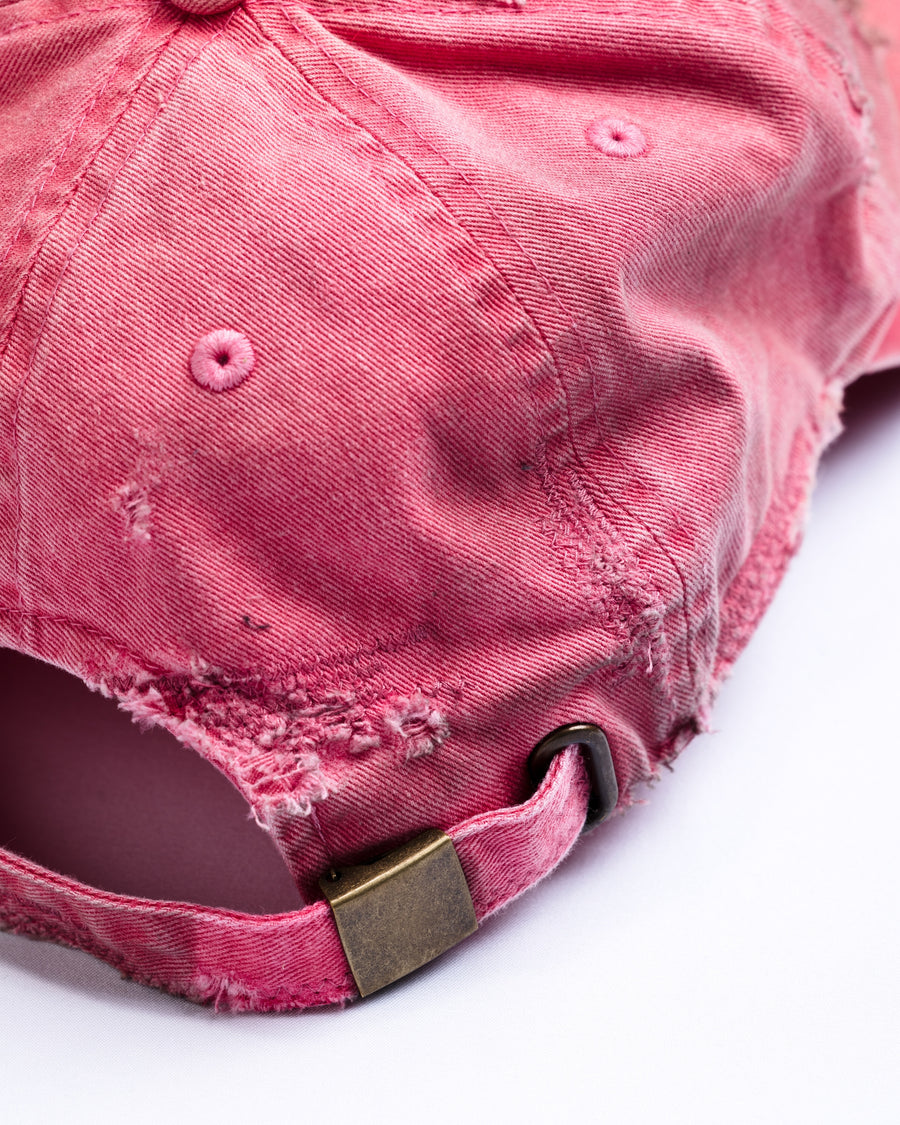 ダメージ加工とステッチ補強で、長年使い込まれた風合いを表現したキャップ。オリジナルワッペンにも同様の加工を施し、全体の統一感を高めました。素材には先染めのピグメントコットンキャンバスを採用。実用性とヴィンテージな佇まいを兼ね備え、スタイリングにこなれたアクセントを添える一着に仕上げています。

A distressed cap featuring reinforced stitching for a rugged, time-worn look. Both the body and the original patch are meticulously aged for a cohesive vintage aesthetic. Crafted from pre-dyed pigment cotton canvas, this RED piece combines durability with a sophisticated, lived-in feel, perfect for adding character to any outfit.