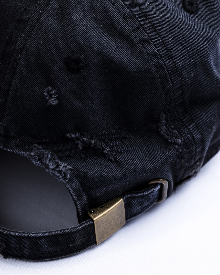 ダメージ加工とステッチ補強で、長年使い込まれた風合いを表現したキャップ。オリジナルワッペンにも同様の加工を施し、全体の統一感を高めました。素材には先染めのピグメントコットンキャンバスを採用。実用性とヴィンテージな佇まいを兼ね備え、スタイリングにこなれたアクセントを添える一着に仕上げています。

A distressed cap featuring reinforced stitching for a rugged, time-worn look. Both the body and the original patch are meticulously aged for a cohesive vintage aesthetic. Crafted from pre-dyed pigment cotton canvas, this BLACK piece combines durability with a sophisticated, lived-in feel, perfect for adding character to any outfit.