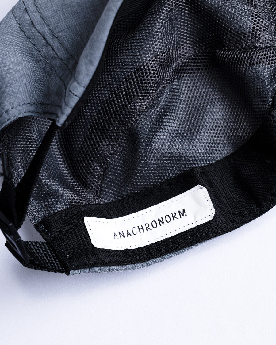 綿のような質感と軽量性を備えた高機能なポリエステルオックスを採用。タスラン加工糸により、シワになりにくく速乾性に優れたイージーケア性を実現しました。染色が困難なポリエステルに特殊顔料染めを施すことで、光沢を抑えたナチュラルで奥行きのある表情に。裏地にはサステナブルなリサイクルメッシュを使用し、快適な着用感にもこだわりました。

High-performance polyester oxford with a cotton-like touch, offering quick-dry and wrinkle-resistant benefits. This GRAY BLUE piece features a special pigment dye for a matte, faded texture, defying its synthetic roots. Lined with eco-friendly recycled mesh, it ensures breathability while maintaining a sophisticated, natural aesthetic.