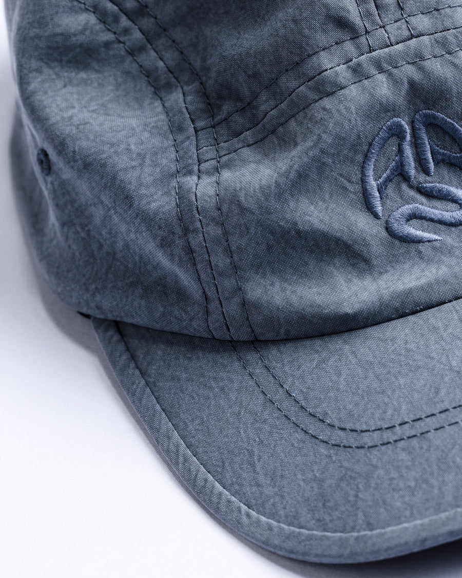 綿のような質感と軽量性を備えた高機能なポリエステルオックスを採用。タスラン加工糸により、シワになりにくく速乾性に優れたイージーケア性を実現しました。染色が困難なポリエステルに特殊顔料染めを施すことで、光沢を抑えたナチュラルで奥行きのある表情に。裏地にはサステナブルなリサイクルメッシュを使用し、快適な着用感にもこだわりました。

High-performance polyester oxford with a cotton-like touch, offering quick-dry and wrinkle-resistant benefits. This GRAY BLUE piece features a special pigment dye for a matte, faded texture, defying its synthetic roots. Lined with eco-friendly recycled mesh, it ensures breathability while maintaining a sophisticated, natural aesthetic.