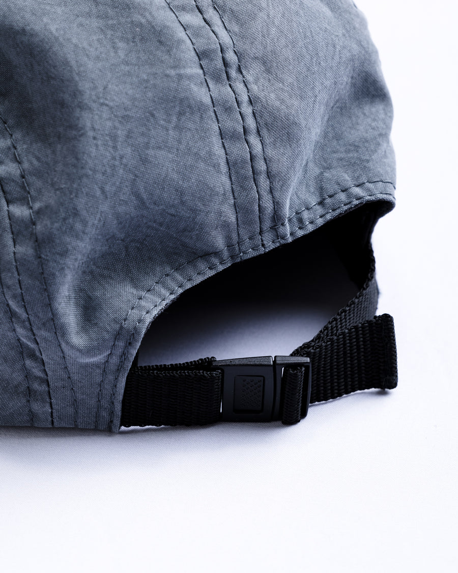 綿のような質感と軽量性を備えた高機能なポリエステルオックスを採用。タスラン加工糸により、シワになりにくく速乾性に優れたイージーケア性を実現しました。染色が困難なポリエステルに特殊顔料染めを施すことで、光沢を抑えたナチュラルで奥行きのある表情に。裏地にはサステナブルなリサイクルメッシュを使用し、快適な着用感にもこだわりました。

High-performance polyester oxford with a cotton-like touch, offering quick-dry and wrinkle-resistant benefits. This GRAY BLUE piece features a special pigment dye for a matte, faded texture, defying its synthetic roots. Lined with eco-friendly recycled mesh, it ensures breathability while maintaining a sophisticated, natural aesthetic.