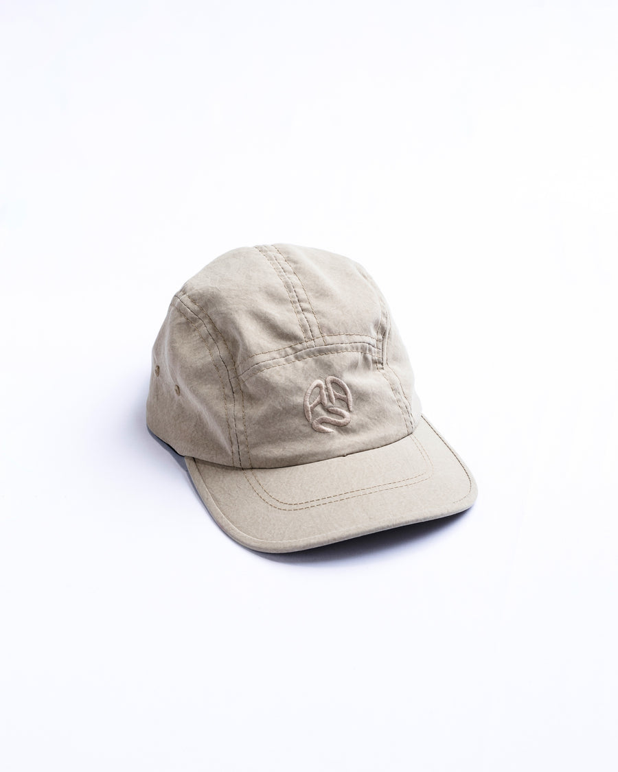 綿のような質感と軽量性を備えた高機能なポリエステルオックスを採用。タスラン加工糸により、シワになりにくく速乾性に優れたイージーケア性を実現しました。染色が困難なポリエステルに特殊顔料染めを施すことで、光沢を抑えたナチュラルで奥行きのある表情に。裏地にはサステナブルなリサイクルメッシュを使用し、快適な着用感にもこだわりました。

High-performance polyester oxford with a cotton-like touch, offering quick-dry and wrinkle-resistant benefits. This GRAY BEIGE piece features a special pigment dye for a matte, faded texture, defying its synthetic roots. Lined with eco-friendly recycled mesh, it ensures breathability while maintaining a sophisticated, natural aesthetic.