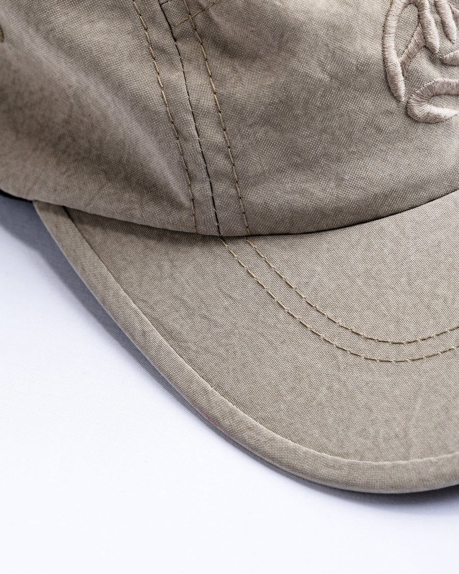 綿のような質感と軽量性を備えた高機能なポリエステルオックスを採用。タスラン加工糸により、シワになりにくく速乾性に優れたイージーケア性を実現しました。染色が困難なポリエステルに特殊顔料染めを施すことで、光沢を抑えたナチュラルで奥行きのある表情に。裏地にはサステナブルなリサイクルメッシュを使用し、快適な着用感にもこだわりました。

High-performance polyester oxford with a cotton-like touch, offering quick-dry and wrinkle-resistant benefits. This GRAY BEIGE piece features a special pigment dye for a matte, faded texture, defying its synthetic roots. Lined with eco-friendly recycled mesh, it ensures breathability while maintaining a sophisticated, natural aesthetic.