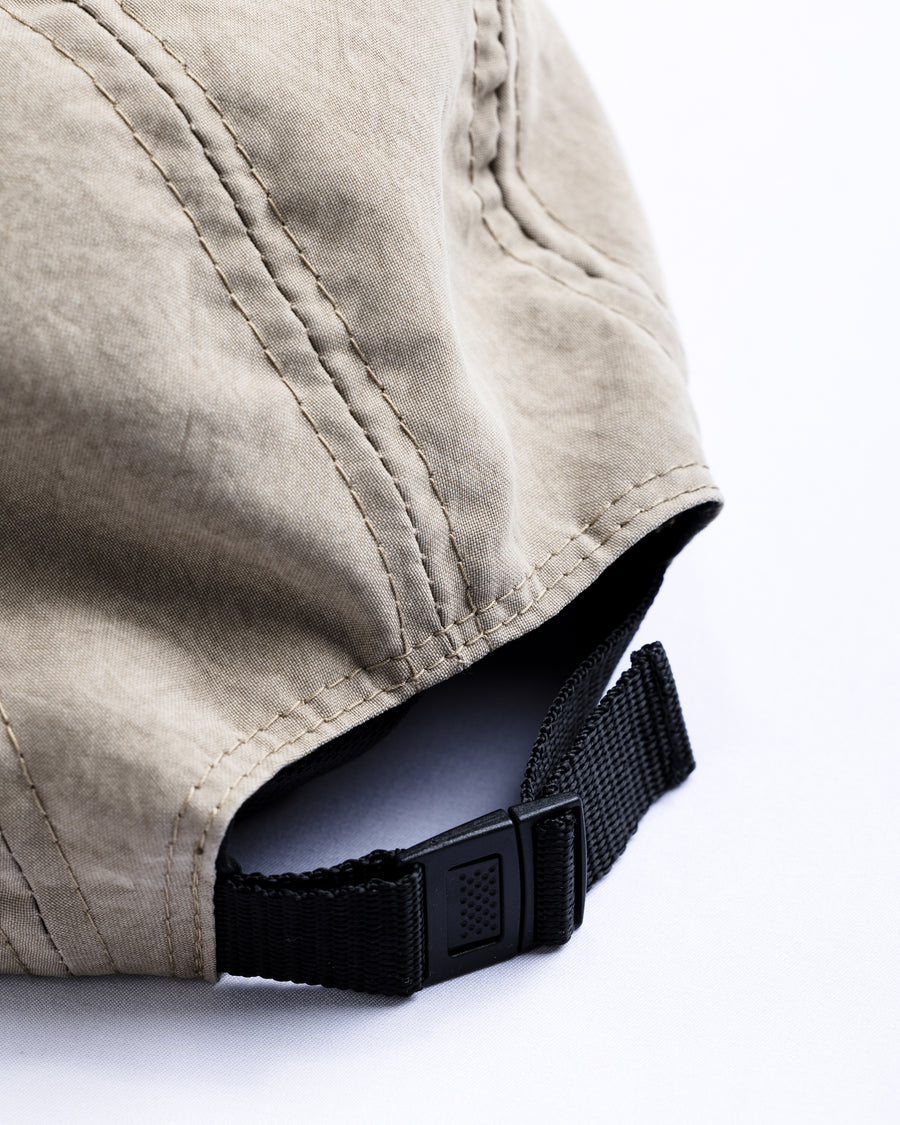 綿のような質感と軽量性を備えた高機能なポリエステルオックスを採用。タスラン加工糸により、シワになりにくく速乾性に優れたイージーケア性を実現しました。染色が困難なポリエステルに特殊顔料染めを施すことで、光沢を抑えたナチュラルで奥行きのある表情に。裏地にはサステナブルなリサイクルメッシュを使用し、快適な着用感にもこだわりました。

High-performance polyester oxford with a cotton-like touch, offering quick-dry and wrinkle-resistant benefits. This GRAY BEIGE piece features a special pigment dye for a matte, faded texture, defying its synthetic roots. Lined with eco-friendly recycled mesh, it ensures breathability while maintaining a sophisticated, natural aesthetic.