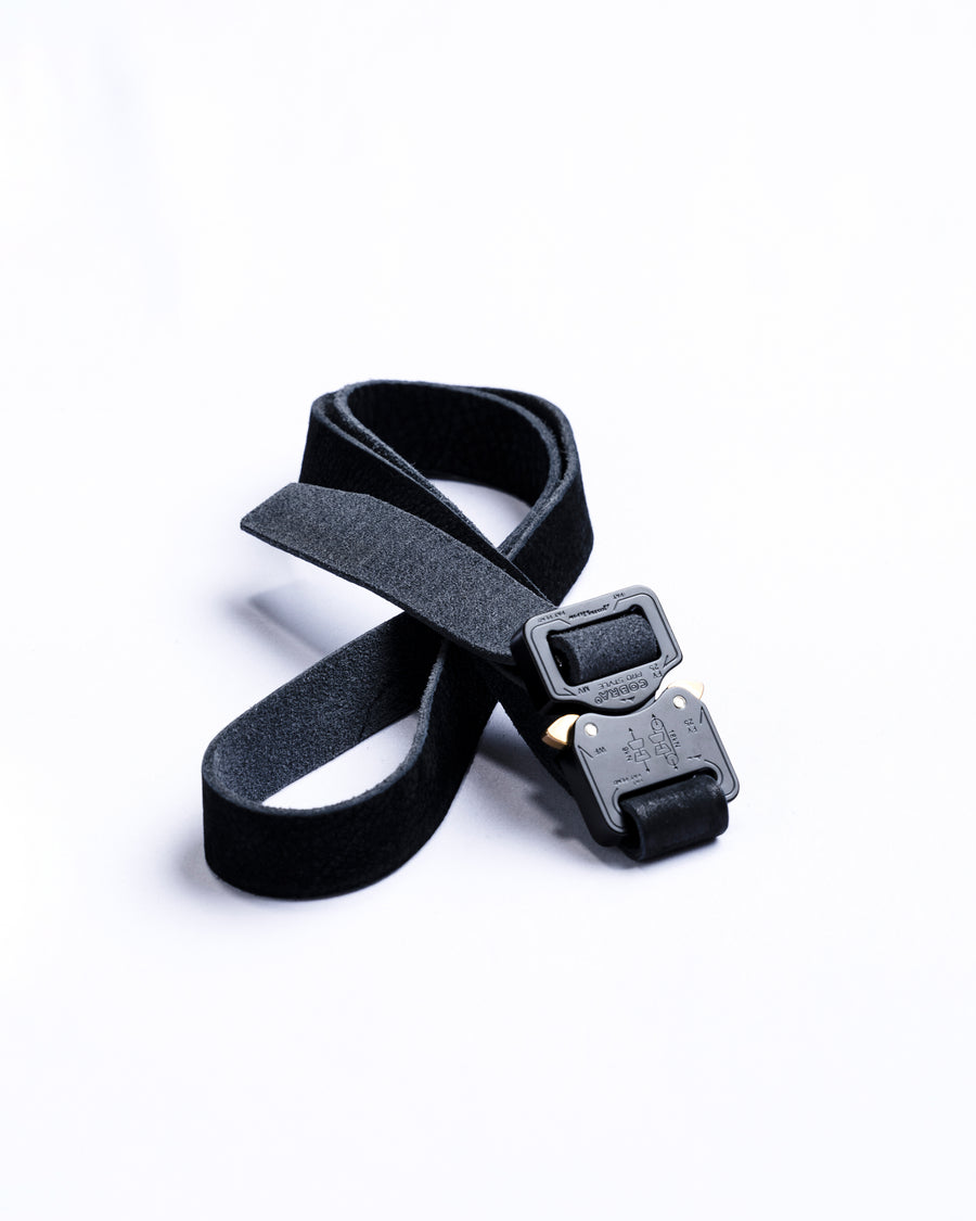 岡山県を拠点とするレザーブランド〈BRASSBOUND〉とのコラボレーションによる「COBRA BUCKLE LEATHER BELT TYPE2」。世界最高水準の安全性と耐久性を誇るコブラバックルを採用し、ワンタッチでの着脱が可能です。ベルト本体にはヌメカウレザーを使用。空打ち加工と吟面の仕上げにより、自然な風合いと経年変化を楽しめる一本に仕上げています。The COBRA BUCKLE LEATHER BELT TYPE2 is a collaboration with the Okayama-based leather brand BRASSBOUND.It features a Cobra Buckle known for world-class safety and durability, allowing quick locking and releasing.