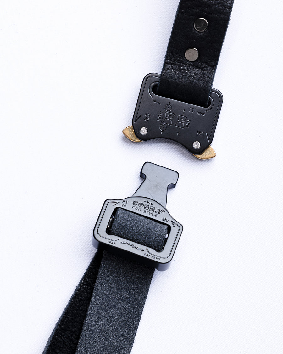 岡山県を拠点とするレザーブランド〈BRASSBOUND〉とのコラボレーションによる「COBRA BUCKLE LEATHER BELT TYPE2」。世界最高水準の安全性と耐久性を誇るコブラバックルを採用し、ワンタッチでの着脱が可能です。ベルト本体にはヌメカウレザーを使用。空打ち加工と吟面の仕上げにより、自然な風合いと経年変化を楽しめる一本に仕上げています。The COBRA BUCKLE LEATHER BELT TYPE2 is a collaboration with the Okayama-based leather brand BRASSBOUND.It features a Cobra Buckle known for world-class safety and durability, allowing quick locking and releasing.