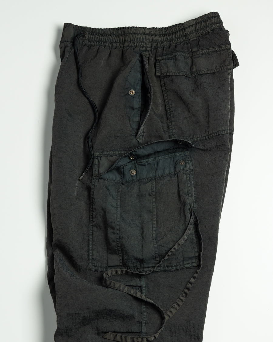 U.S. ARMYのM-51フィールドパンツをベースに再構築した一本。主要なディテールは忠実に再現しつつ、特殊な製品染め加工を施すことで、ヴィンテージとは異なる独自の風合いに仕上げています。生地には中肉クラスのナイロンツイルを使用。程よい肉感があり、幅広いシーズンで着用可能です。製品染め後に薬品で色を落とす特殊加工により、奥行きのある表情を生み出しています。Reimagined based on the U.S. ARMY M-51 Field Pants.
While faithfully retaining the original key details, a special garment-dyeing process gives the piece a distinctive character that differs from authentic vintage examples.