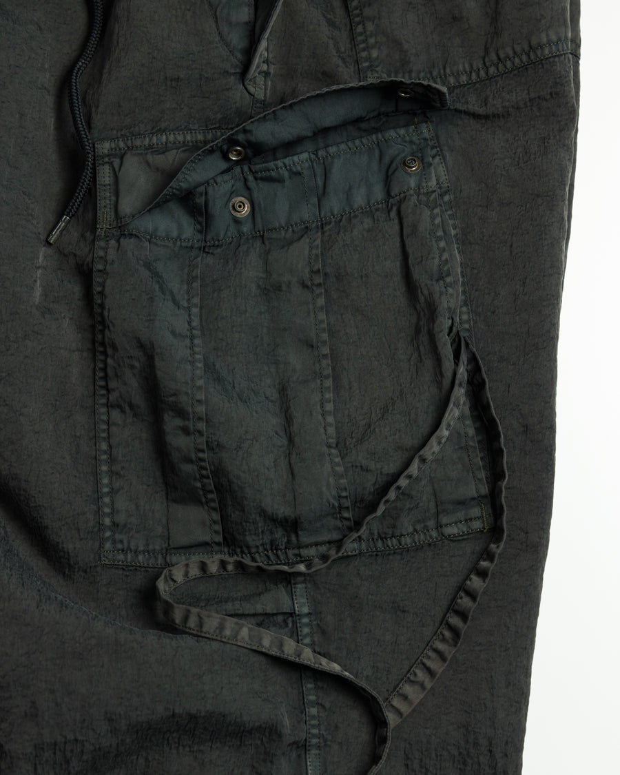 U.S. ARMYのM-51フィールドパンツをベースに再構築した一本。主要なディテールは忠実に再現しつつ、特殊な製品染め加工を施すことで、ヴィンテージとは異なる独自の風合いに仕上げています。生地には中肉クラスのナイロンツイルを使用。程よい肉感があり、幅広いシーズンで着用可能です。製品染め後に薬品で色を落とす特殊加工により、奥行きのある表情を生み出しています。Reimagined based on the U.S. ARMY M-51 Field Pants.
While faithfully retaining the original key details, a special garment-dyeing process gives the piece a distinctive character that differs from authentic vintage examples.
