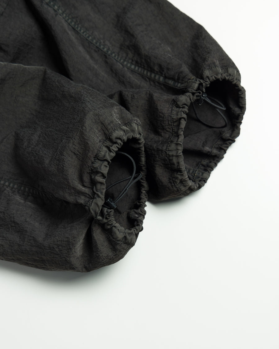 U.S. ARMYのM-51フィールドパンツをベースに再構築した一本。主要なディテールは忠実に再現しつつ、特殊な製品染め加工を施すことで、ヴィンテージとは異なる独自の風合いに仕上げています。生地には中肉クラスのナイロンツイルを使用。程よい肉感があり、幅広いシーズンで着用可能です。製品染め後に薬品で色を落とす特殊加工により、奥行きのある表情を生み出しています。Reimagined based on the U.S. ARMY M-51 Field Pants.
While faithfully retaining the original key details, a special garment-dyeing process gives the piece a distinctive character that differs from authentic vintage examples.