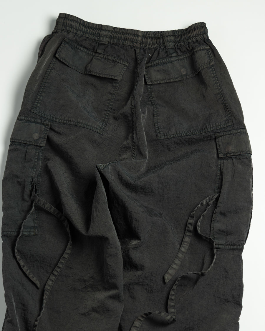 U.S. ARMYのM-51フィールドパンツをベースに再構築した一本。主要なディテールは忠実に再現しつつ、特殊な製品染め加工を施すことで、ヴィンテージとは異なる独自の風合いに仕上げています。生地には中肉クラスのナイロンツイルを使用。程よい肉感があり、幅広いシーズンで着用可能です。製品染め後に薬品で色を落とす特殊加工により、奥行きのある表情を生み出しています。Reimagined based on the U.S. ARMY M-51 Field Pants.
While faithfully retaining the original key details, a special garment-dyeing process gives the piece a distinctive character that differs from authentic vintage examples.
