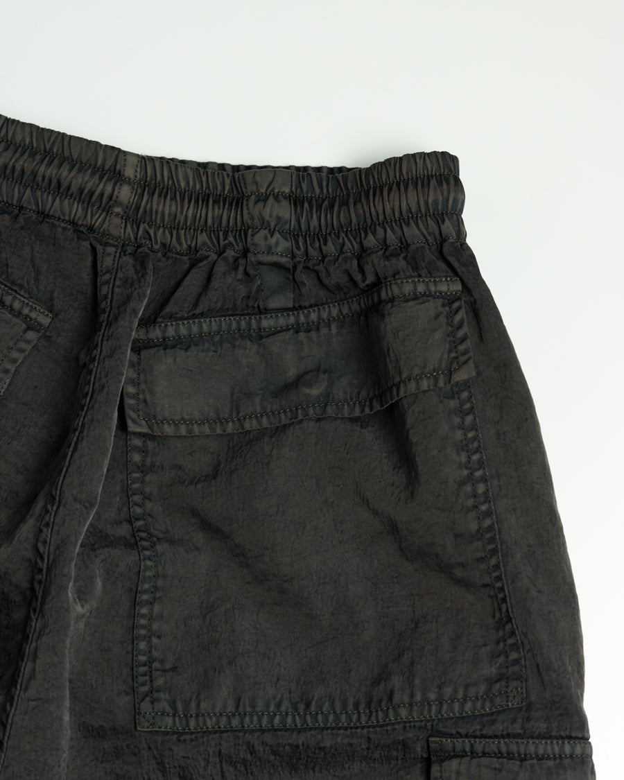 U.S. ARMYのM-51フィールドパンツをベースに再構築した一本。主要なディテールは忠実に再現しつつ、特殊な製品染め加工を施すことで、ヴィンテージとは異なる独自の風合いに仕上げています。生地には中肉クラスのナイロンツイルを使用。程よい肉感があり、幅広いシーズンで着用可能です。製品染め後に薬品で色を落とす特殊加工により、奥行きのある表情を生み出しています。Reimagined based on the U.S. ARMY M-51 Field Pants.
While faithfully retaining the original key details, a special garment-dyeing process gives the piece a distinctive character that differs from authentic vintage examples.