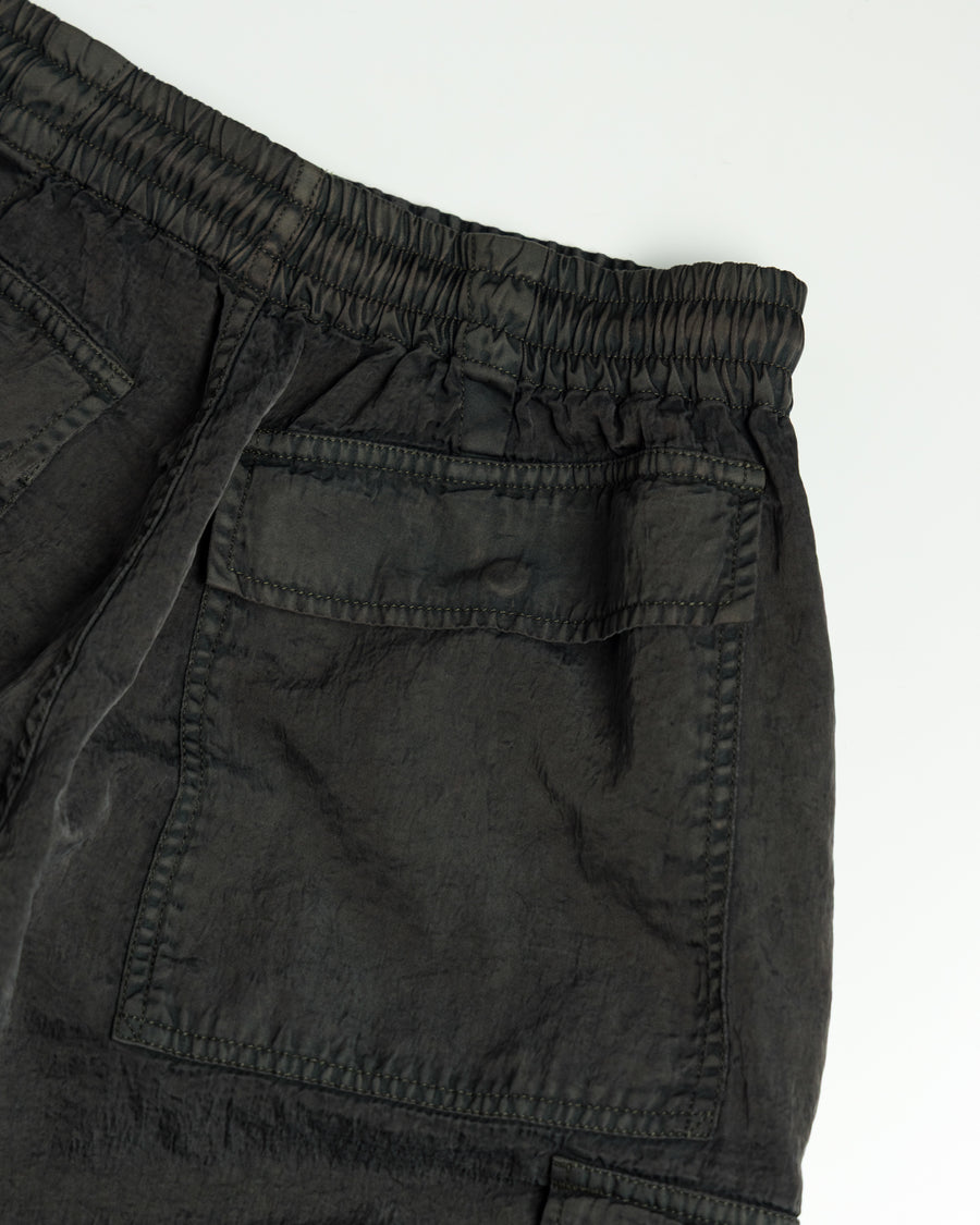 U.S. ARMYのM-51フィールドパンツをベースに再構築した一本。主要なディテールは忠実に再現しつつ、特殊な製品染め加工を施すことで、ヴィンテージとは異なる独自の風合いに仕上げています。生地には中肉クラスのナイロンツイルを使用。程よい肉感があり、幅広いシーズンで着用可能です。製品染め後に薬品で色を落とす特殊加工により、奥行きのある表情を生み出しています。Reimagined based on the U.S. ARMY M-51 Field Pants.
While faithfully retaining the original key details, a special garment-dyeing process gives the piece a distinctive character that differs from authentic vintage examples.