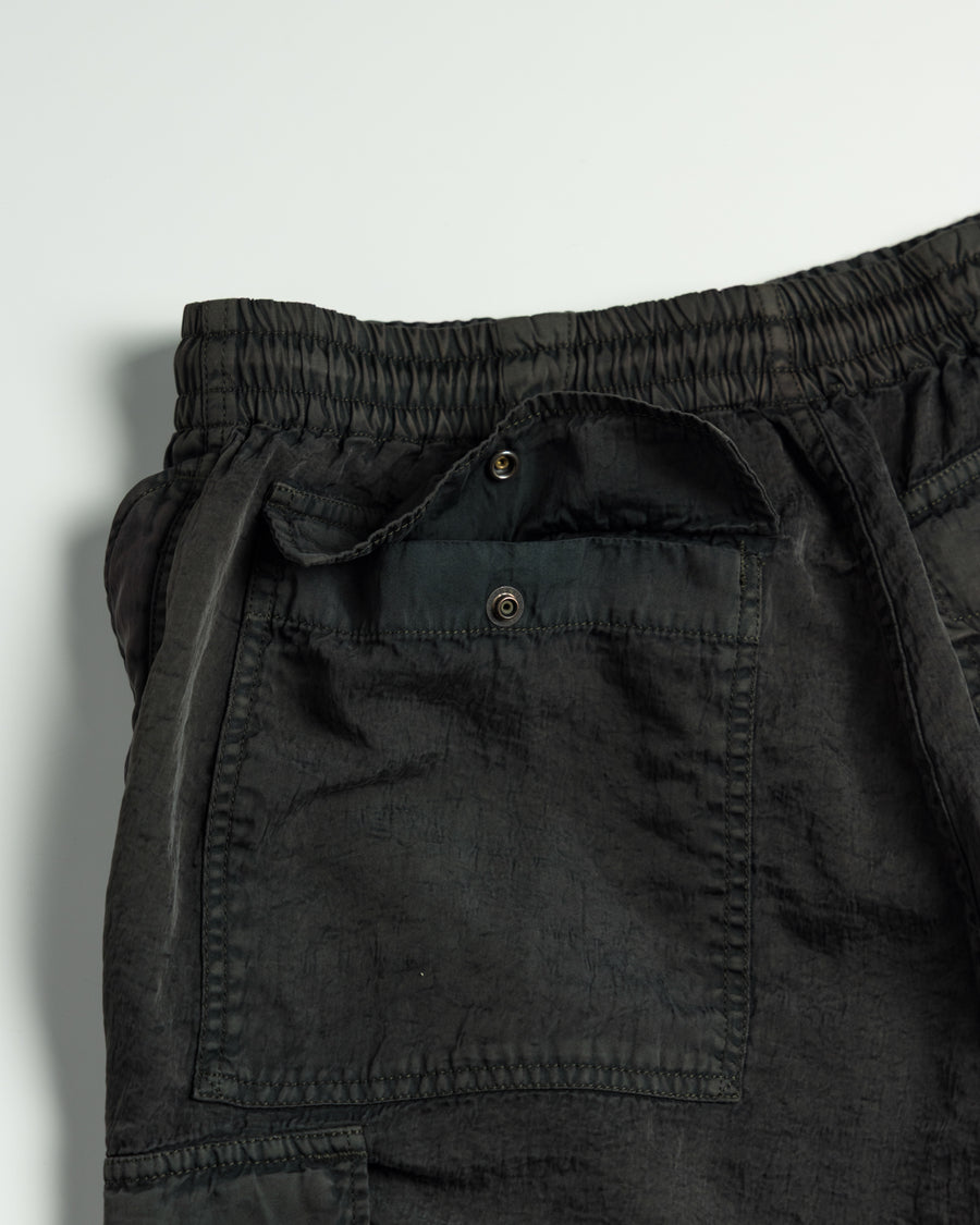 U.S. ARMYのM-51フィールドパンツをベースに再構築した一本。主要なディテールは忠実に再現しつつ、特殊な製品染め加工を施すことで、ヴィンテージとは異なる独自の風合いに仕上げています。生地には中肉クラスのナイロンツイルを使用。程よい肉感があり、幅広いシーズンで着用可能です。製品染め後に薬品で色を落とす特殊加工により、奥行きのある表情を生み出しています。Reimagined based on the U.S. ARMY M-51 Field Pants.
While faithfully retaining the original key details, a special garment-dyeing process gives the piece a distinctive character that differs from authentic vintage examples.
