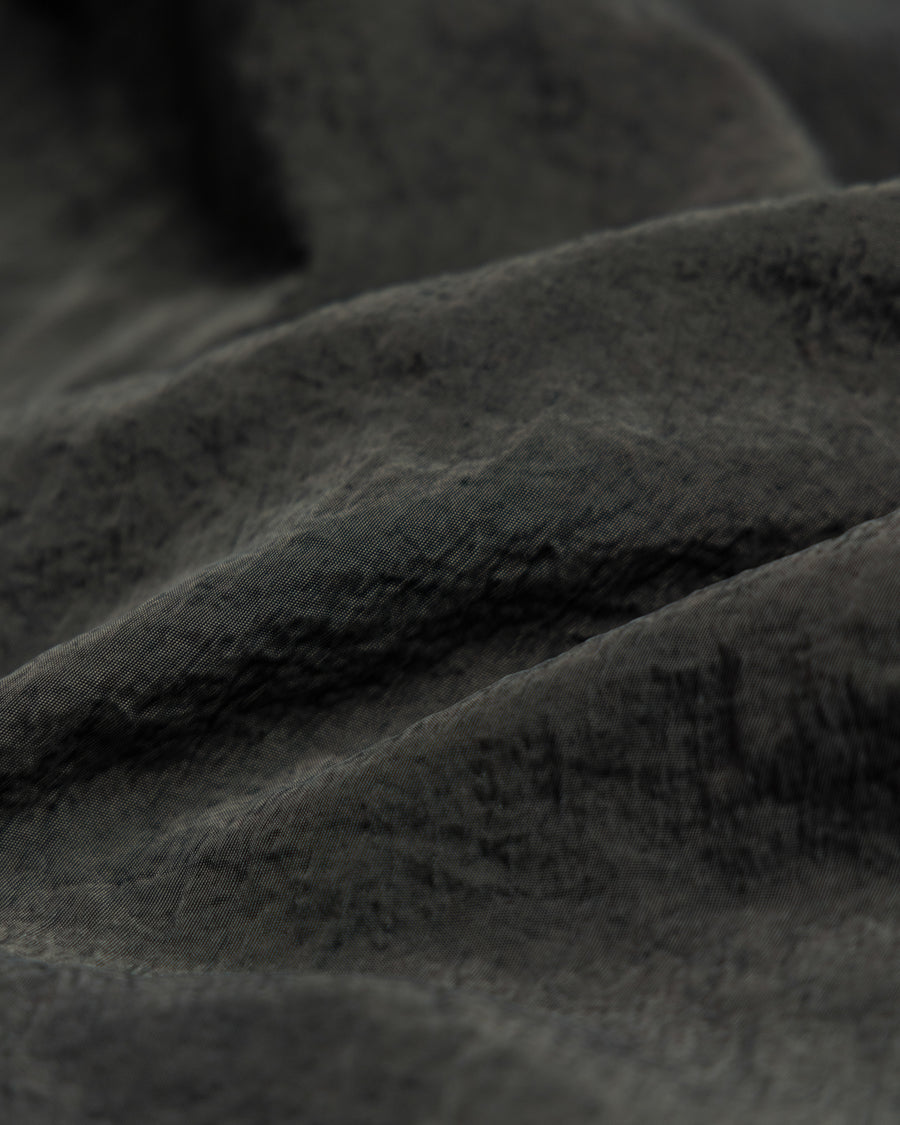 U.S. ARMYのM-51フィールドパンツをベースに再構築した一本。主要なディテールは忠実に再現しつつ、特殊な製品染め加工を施すことで、ヴィンテージとは異なる独自の風合いに仕上げています。生地には中肉クラスのナイロンツイルを使用。程よい肉感があり、幅広いシーズンで着用可能です。製品染め後に薬品で色を落とす特殊加工により、奥行きのある表情を生み出しています。Reimagined based on the U.S. ARMY M-51 Field Pants.
While faithfully retaining the original key details, a special garment-dyeing process gives the piece a distinctive character that differs from authentic vintage examples.