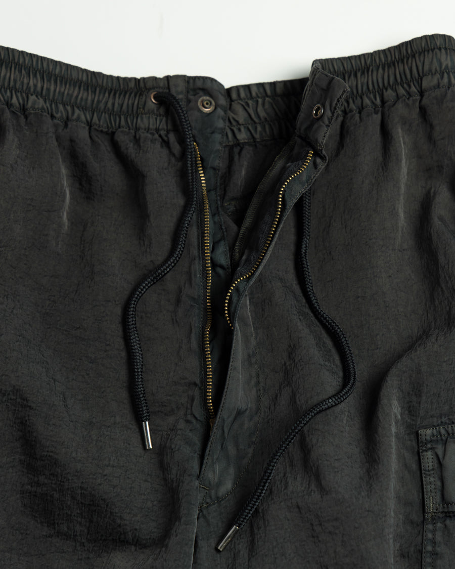 U.S. ARMYのM-51フィールドパンツをベースに再構築した一本。主要なディテールは忠実に再現しつつ、特殊な製品染め加工を施すことで、ヴィンテージとは異なる独自の風合いに仕上げています。生地には中肉クラスのナイロンツイルを使用。程よい肉感があり、幅広いシーズンで着用可能です。製品染め後に薬品で色を落とす特殊加工により、奥行きのある表情を生み出しています。Reimagined based on the U.S. ARMY M-51 Field Pants.
While faithfully retaining the original key details, a special garment-dyeing process gives the piece a distinctive character that differs from authentic vintage examples.