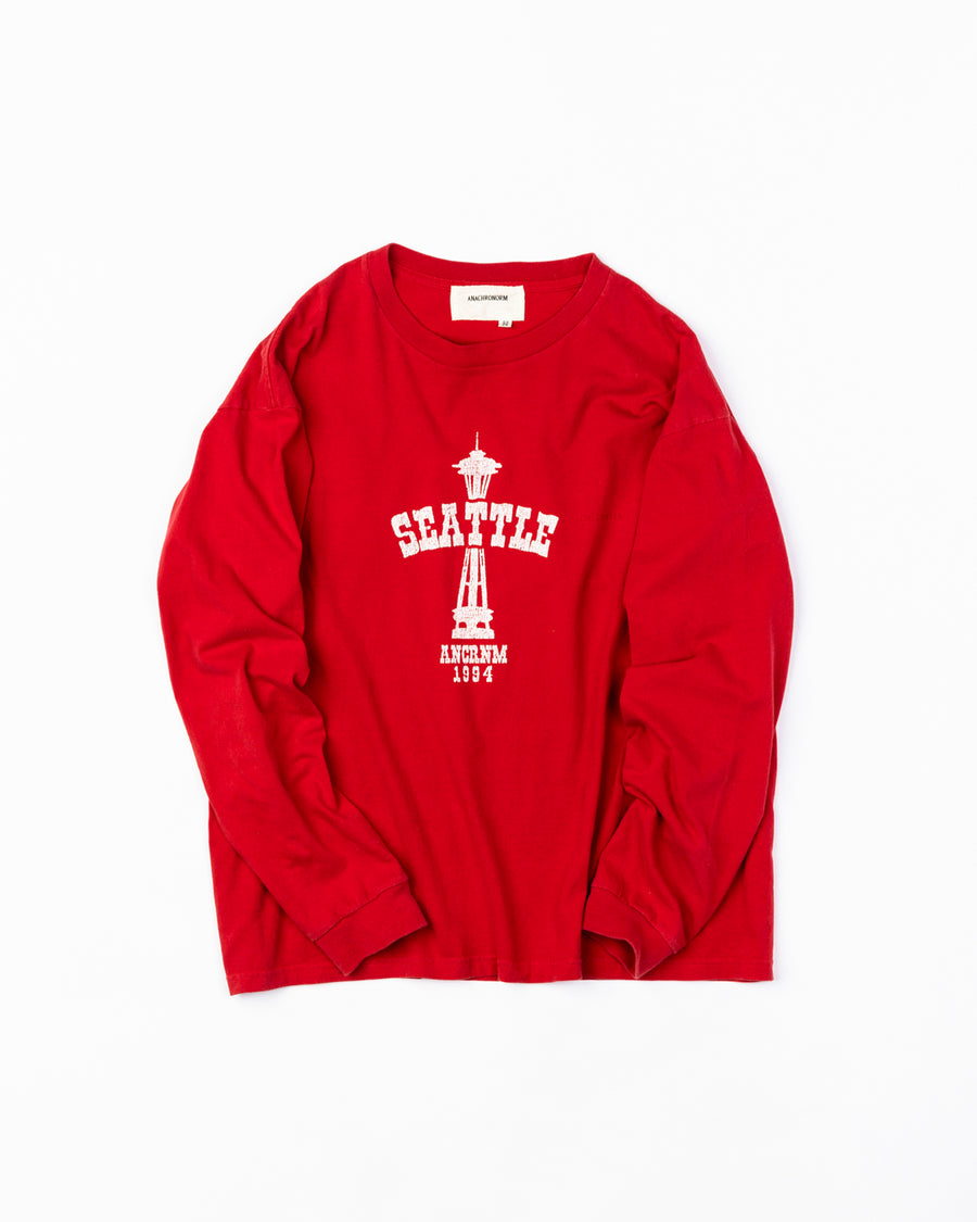 ANACHRONORM スペースニードル ダメージ ロングスリーブTシャツ レッド | ステイフレッシュコットン サステナブルブリーチ ステンシルプリント 左胸刺繍 一点一点
