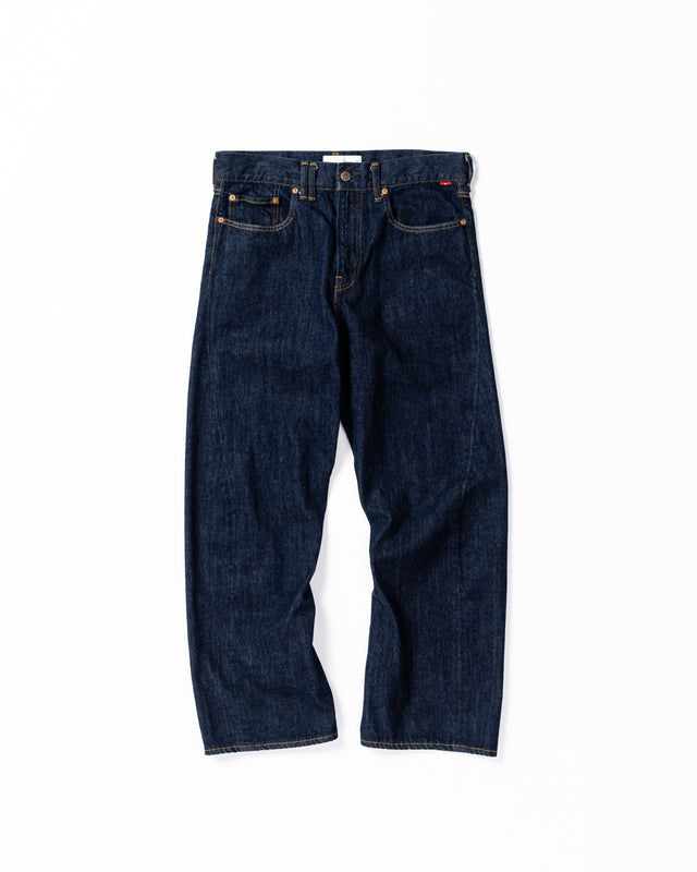 12.5oz ピュアインディゴデニム生地を使用し腰回りの適度なフィット感は保ちながらも、股部分にマチを採用することで
動きやすさを叶えたストレートシルエットデニムパンツ。
前にねじれるサイドシームが特徴の3Dカッティングを採用。