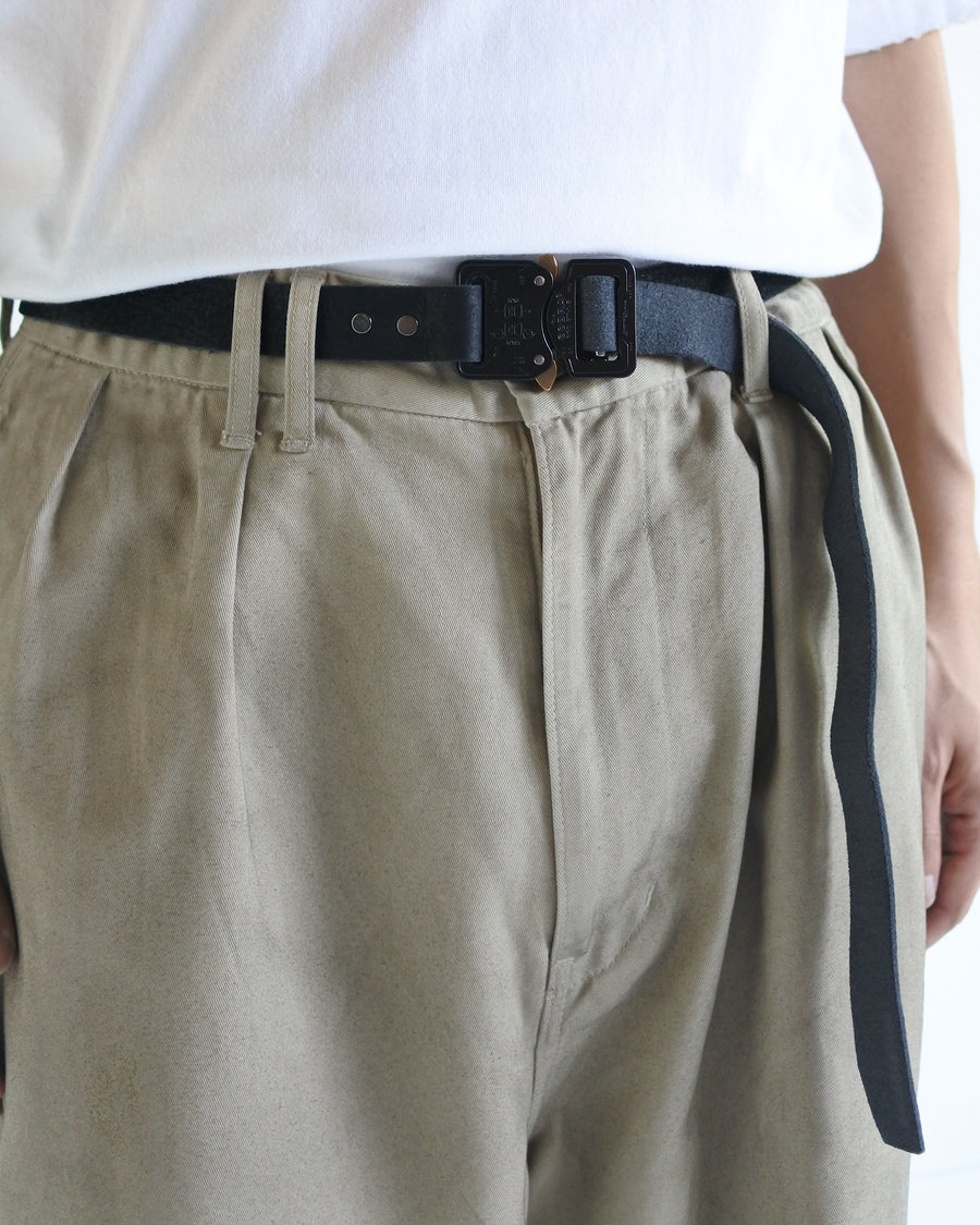 岡山県を拠点とするレザーブランド〈BRASSBOUND〉とのコラボレーションによる「COBRA BUCKLE LEATHER BELT TYPE2」。世界最高水準の安全性と耐久性を誇るコブラバックルを採用し、ワンタッチでの着脱が可能です。ベルト本体にはヌメカウレザーを使用。空打ち加工と吟面の仕上げにより、自然な風合いと経年変化を楽しめる一本に仕上げています。The COBRA BUCKLE LEATHER BELT TYPE2 is a collaboration with the Okayama-based leather brand BRASSBOUND.It features a Cobra Buckle known for world-class safety and durability, allowing quick locking and releasing.