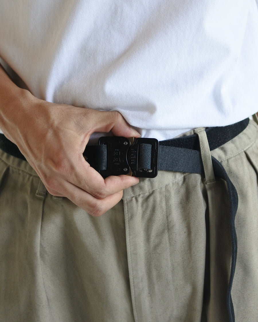 岡山県を拠点とするレザーブランド〈BRASSBOUND〉とのコラボレーションによる「COBRA BUCKLE LEATHER BELT TYPE2」。世界最高水準の安全性と耐久性を誇るコブラバックルを採用し、ワンタッチでの着脱が可能です。ベルト本体にはヌメカウレザーを使用。空打ち加工と吟面の仕上げにより、自然な風合いと経年変化を楽しめる一本に仕上げています。The COBRA BUCKLE LEATHER BELT TYPE2 is a collaboration with the Okayama-based leather brand BRASSBOUND.It features a Cobra Buckle known for world-class safety and durability, allowing quick locking and releasing.