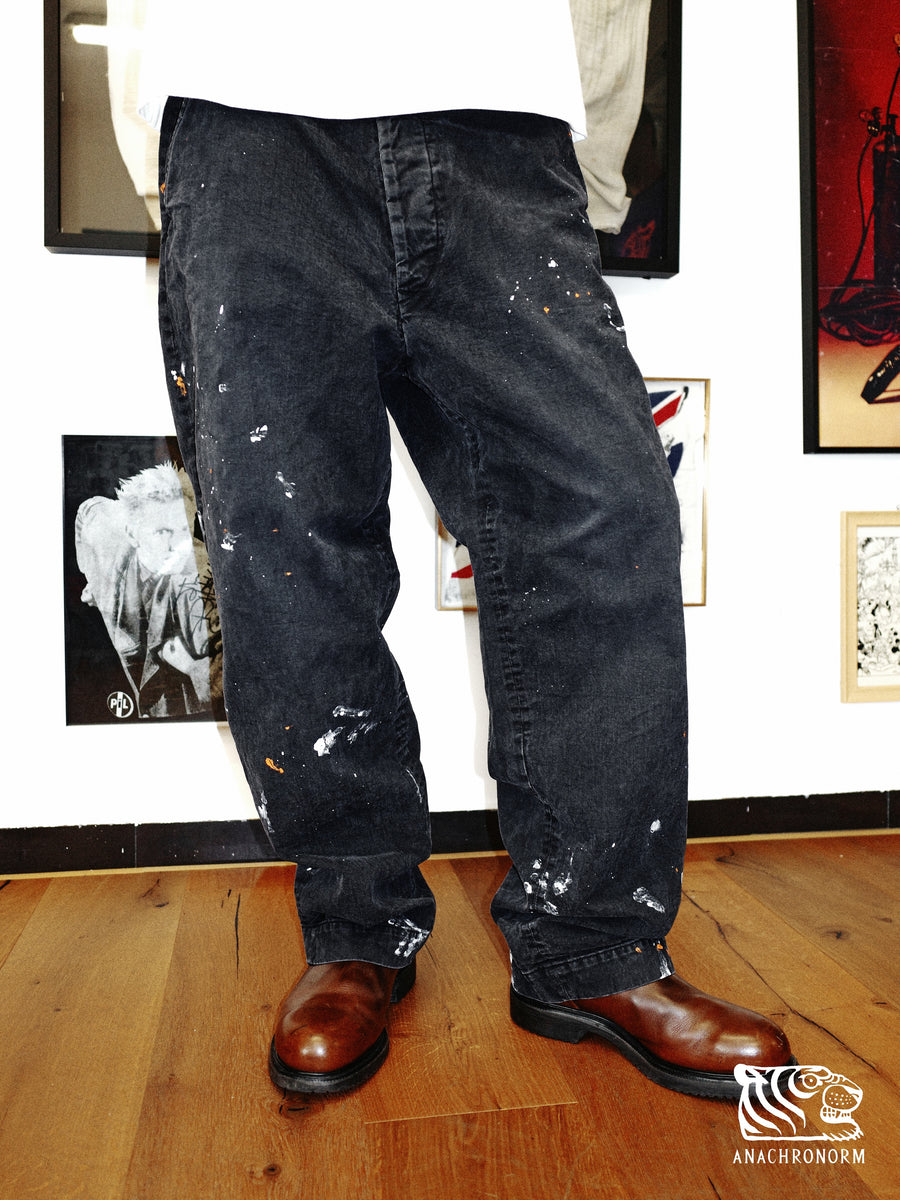 ANACHRONORM × SOULGOODS 第2弾コラボ。U.S. ARMYチノをベースにワイドシルエットへ再構築。硫化染めコットン100%、職人ハンドペイント、自然な退色加工。経年変化を楽しむ日本製ペイントチノトラウザー。