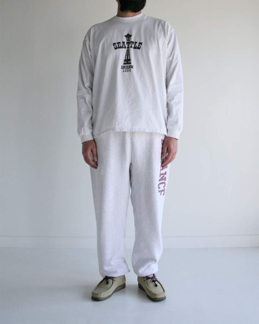 ANACHRONORM スペースニードル ダメージ ロングスリーブTシャツ ホワイト | ステイフレッシュコットン サステナブルブリーチ ステンシルプリント 左胸刺繍 一点一点