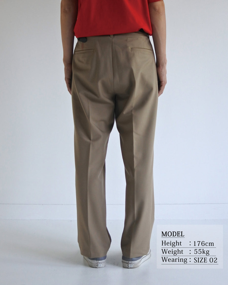 センタープレス Lポケットスラックスの着用イメージ 幅広いスタイルに馴染むポリエステルツイルのスラックス