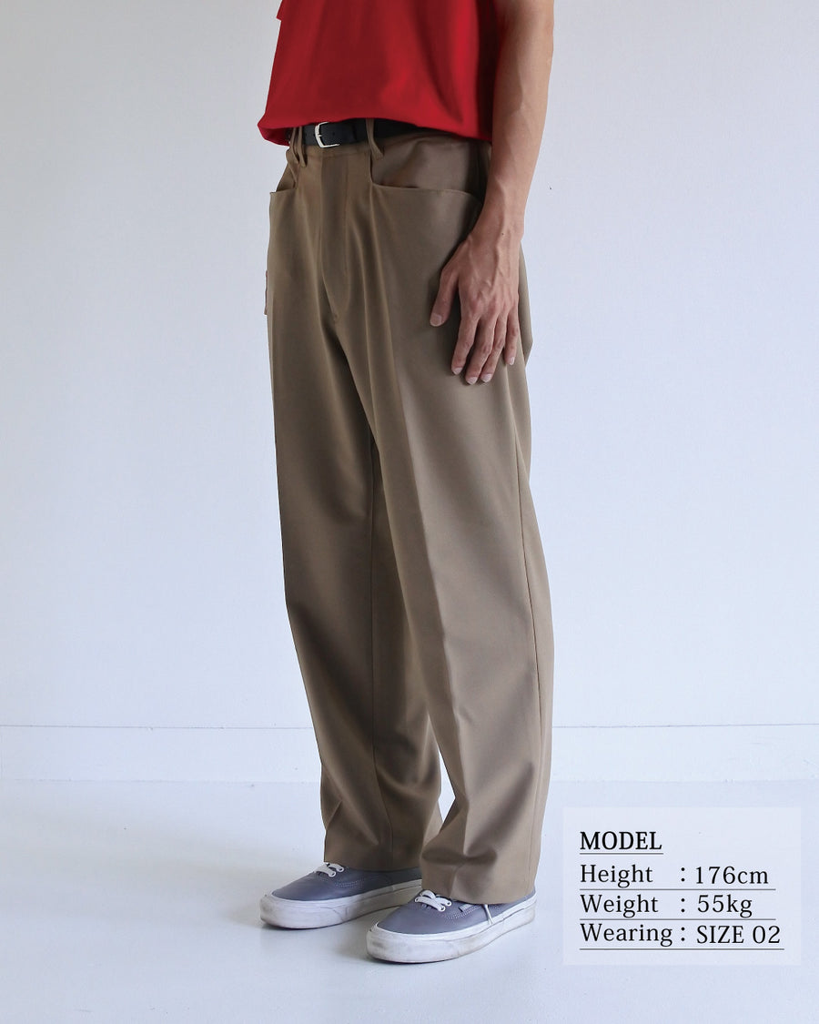 センタープレス Lポケットスラックスの着用イメージ 幅広いスタイルに馴染むポリエステルツイルのスラックス