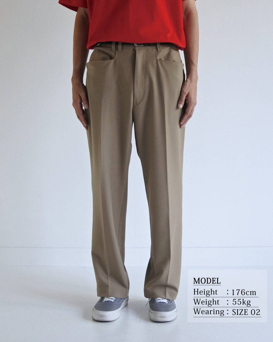 センタープレス Lポケットスラックスの着用イメージ 幅広いスタイルに馴染むポリエステルツイルのスラックス