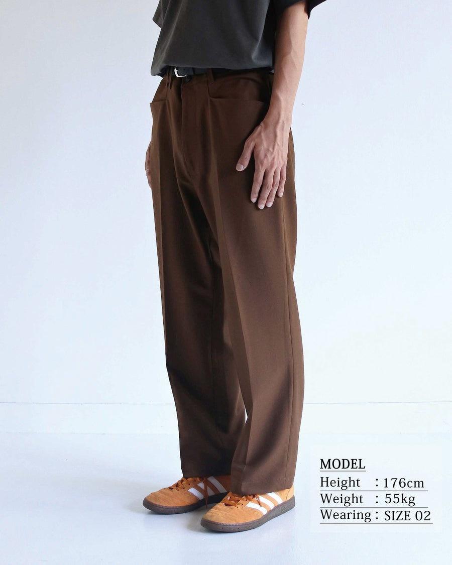 センタープレス Lポケットスラックスの着用イメージ 幅広いスタイルに馴染むポリエステルツイルのスラックス