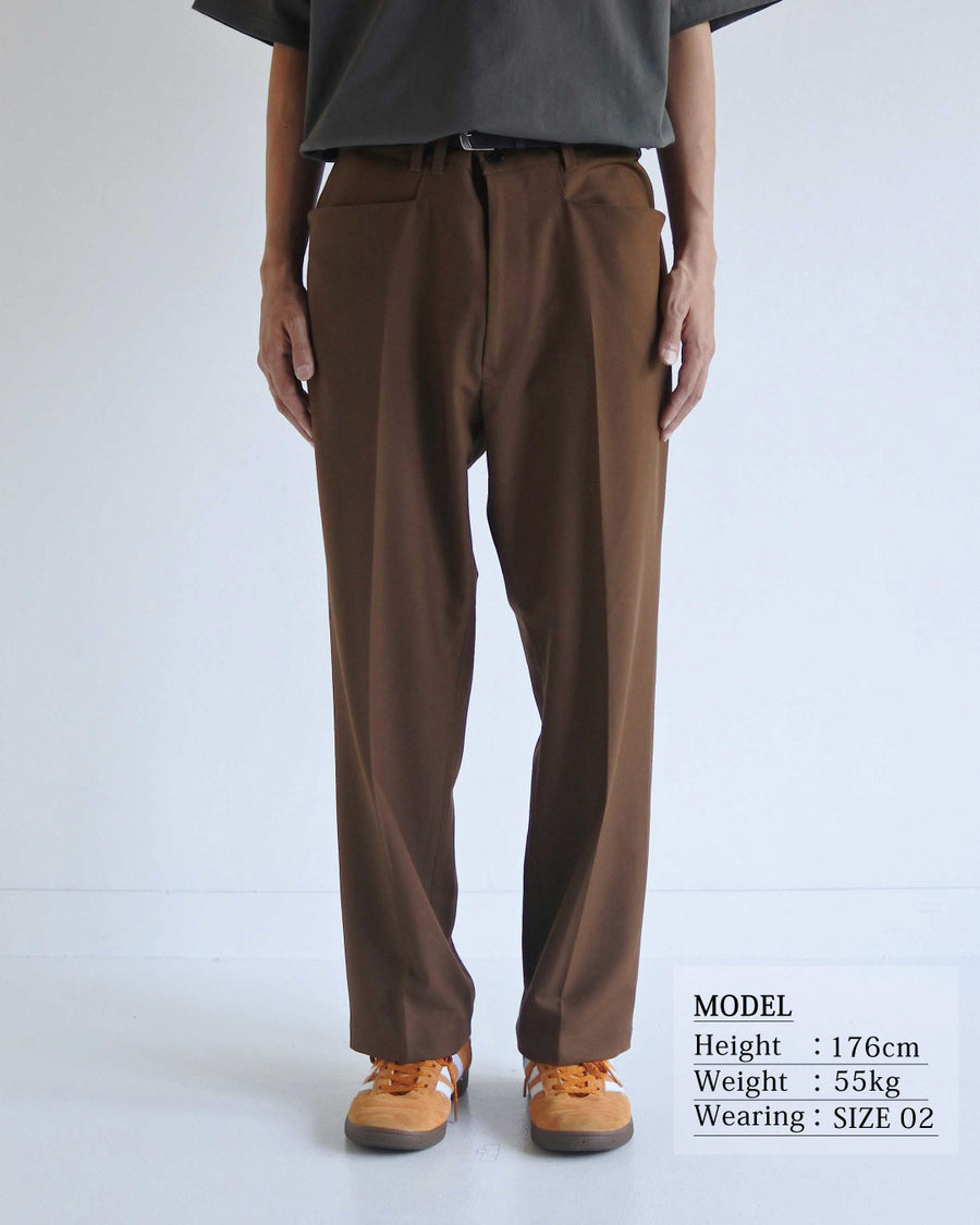 センタープレス Lポケットスラックスの着用イメージ 幅広いスタイルに馴染むポリエステルツイルのスラックス