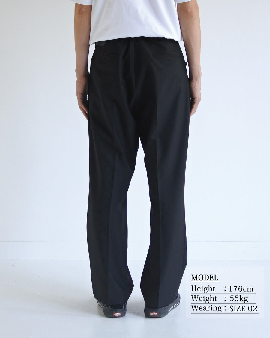 センタープレス Lポケットスラックスの着用イメージ 幅広いスタイルに馴染むポリエステルツイルのスラックス