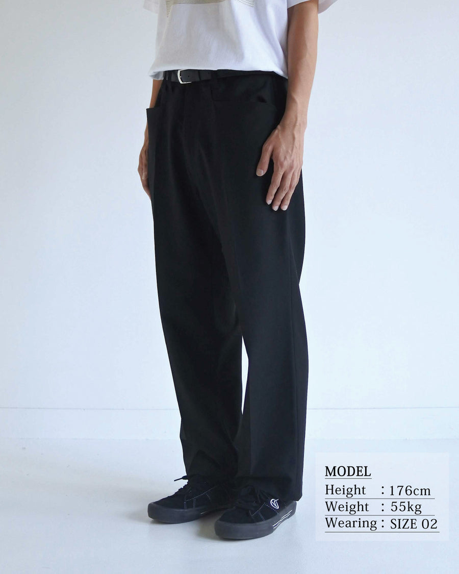 センタープレス Lポケットスラックスの着用イメージ 幅広いスタイルに馴染むポリエステルツイルのスラックス