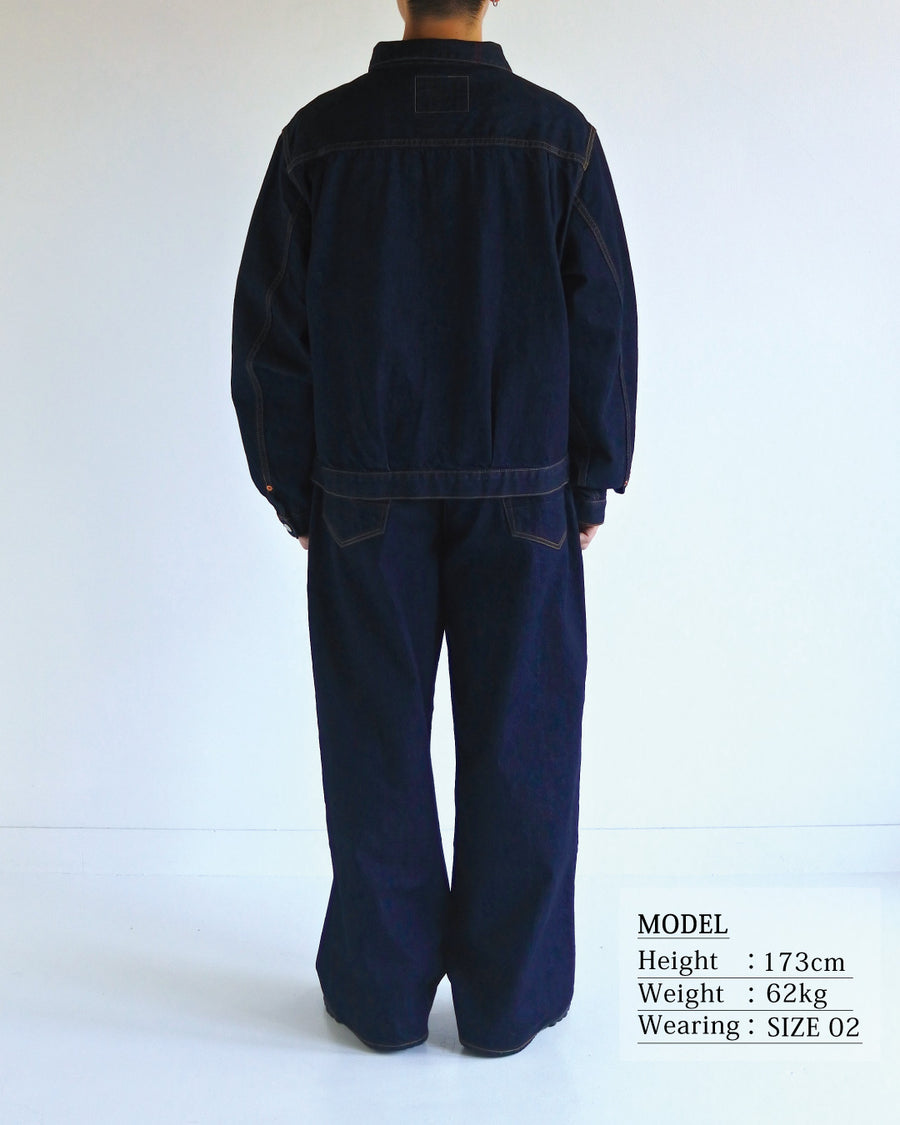 507XX（2ndタイプ）をベースに、現代的なシルエットへとリファインしたデニムジャケット。素材には7×10のナチュラルムラ糸を使用した11.5ozデニムを採用しました。最大の特徴は、絶妙な厚みと調和する自然なムラ感。ワンウォッシュで仕上げることで、オーセンティックなヴィンテージの雰囲気を漂わせつつ、洗練された佇まいを表現した一着です。A refined denim jacket based on the iconic 507XX (2nd type) with a modern silhouette. Crafted from 11.5oz denim using 7x10 natural slub yarns, it offers a perfect balance of weight and texture. This INDIGO piece features a one-wash finish, highlighting the fabric's authentic vintage character and subtle irregularities for a sophisticated yet