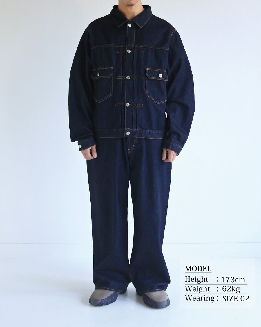 507XX（2ndタイプ）をベースに、現代的なシルエットへとリファインしたデニムジャケット。素材には7×10のナチュラルムラ糸を使用した11.5ozデニムを採用しました。最大の特徴は、絶妙な厚みと調和する自然なムラ感。ワンウォッシュで仕上げることで、オーセンティックなヴィンテージの雰囲気を漂わせつつ、洗練された佇まいを表現した一着です。A refined denim jacket based on the iconic 507XX (2nd type) with a modern silhouette. Crafted from 11.5oz denim using 7x10 natural slub yarns, it offers a perfect balance of weight and texture. This INDIGO piece features a one-wash finish, highlighting the fabric's authentic vintage character and subtle irregularities for a sophisticated yet