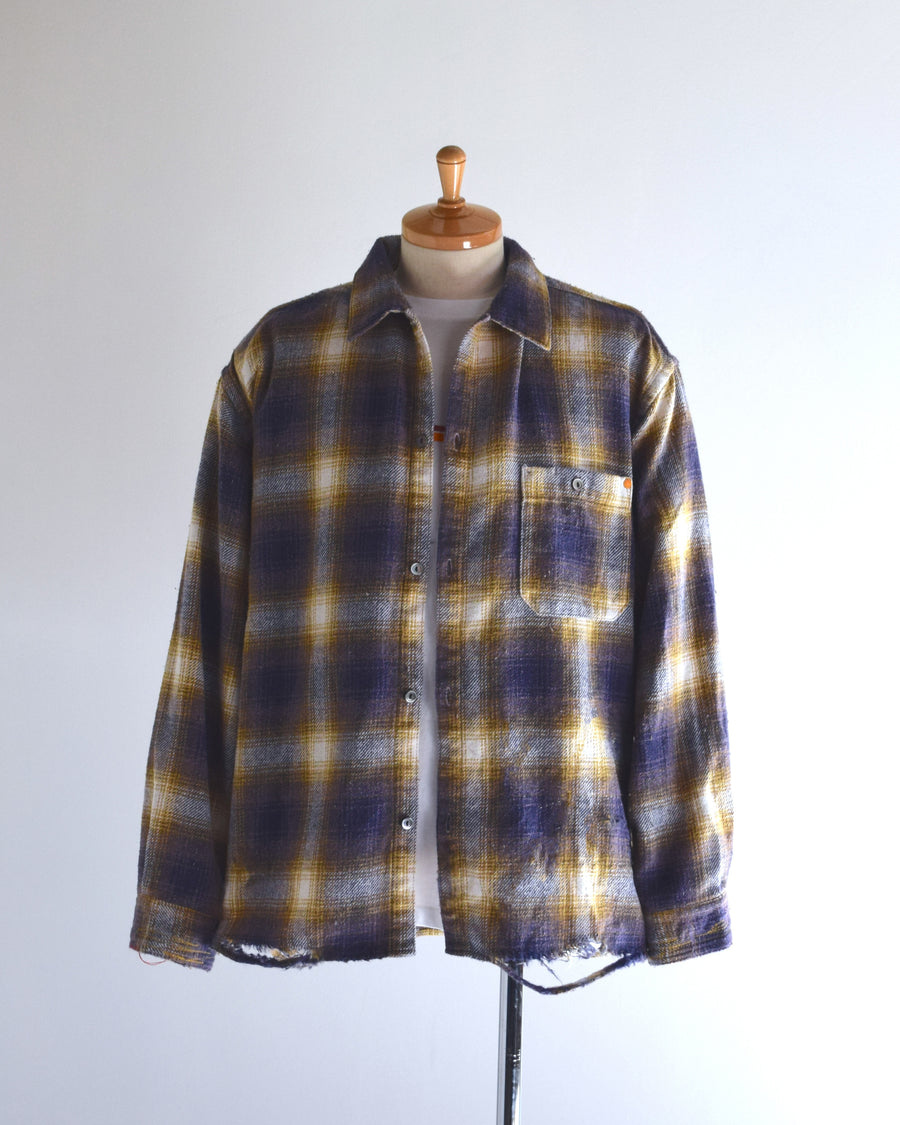 ANACHRONORMで以前リリースしていたリサイズシャツのシルエットをリファインした、ワイドシルエットシャツです。
随所に施された細かなステッチワークやダメージ加工にもご注目ください。
生地はリサイクルコットンとポリエステルを混紡したT/Cネップチェックで、起毛によるネップの風合いとメランジ染めの独特なムラ感が特徴です。
使用している生地はバランス別注でパープルとイエローのチェック柄。
サスティナブルブリーチ加工とダメージ加工を施しており、環境に配慮しつつPURPLE×BLACKカラーで仕上げています。