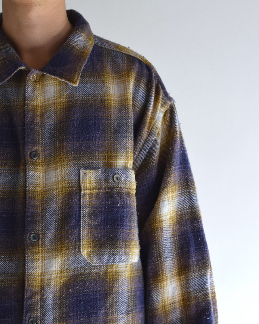 ANACHRONORMで以前リリースしていたリサイズシャツのシルエットをリファインした、ワイドシルエットシャツです。
随所に施された細かなステッチワークやダメージ加工にもご注目ください。
生地はリサイクルコットンとポリエステルを混紡したT/Cネップチェックで、起毛によるネップの風合いとメランジ染めの独特なムラ感が特徴です。
使用している生地はバランス別注でパープルとイエローのチェック柄。
サスティナブルブリーチ加工とダメージ加工を施しており、環境に配慮しつつPURPLE×BLACKカラーで仕上げています。
