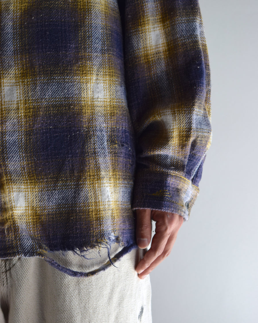 ANACHRONORMで以前リリースしていたリサイズシャツのシルエットをリファインした、ワイドシルエットシャツです。
随所に施された細かなステッチワークやダメージ加工にもご注目ください。
生地はリサイクルコットンとポリエステルを混紡したT/Cネップチェックで、起毛によるネップの風合いとメランジ染めの独特なムラ感が特徴です。
使用している生地はバランス別注でパープルとイエローのチェック柄。
サスティナブルブリーチ加工とダメージ加工を施しており、環境に配慮しつつPURPLE×BLACKカラーで仕上げています。