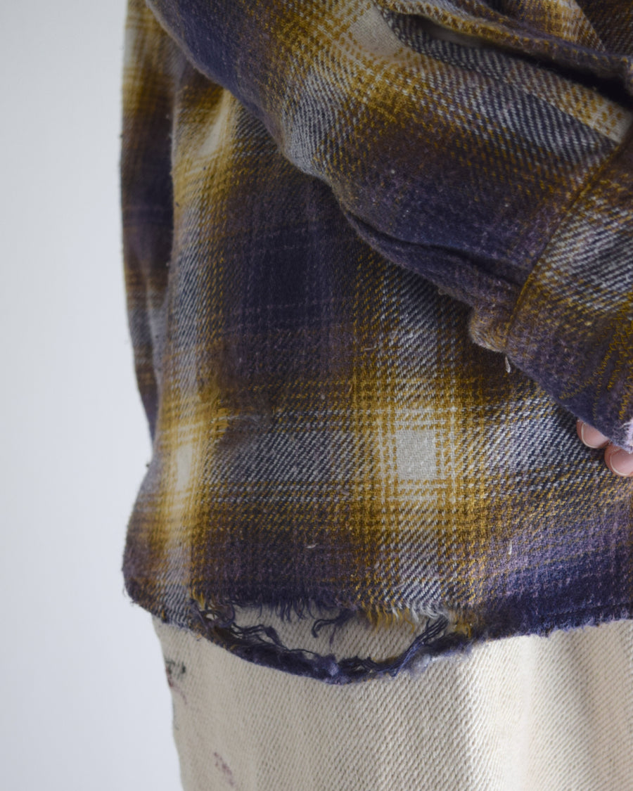 ANACHRONORMで以前リリースしていたリサイズシャツのシルエットをリファインした、ワイドシルエットシャツです。
随所に施された細かなステッチワークやダメージ加工にもご注目ください。
生地はリサイクルコットンとポリエステルを混紡したT/Cネップチェックで、起毛によるネップの風合いとメランジ染めの独特なムラ感が特徴です。
使用している生地はバランス別注でパープルとイエローのチェック柄。
サスティナブルブリーチ加工とダメージ加工を施しており、環境に配慮しつつPURPLE×BLACKカラーで仕上げています。
