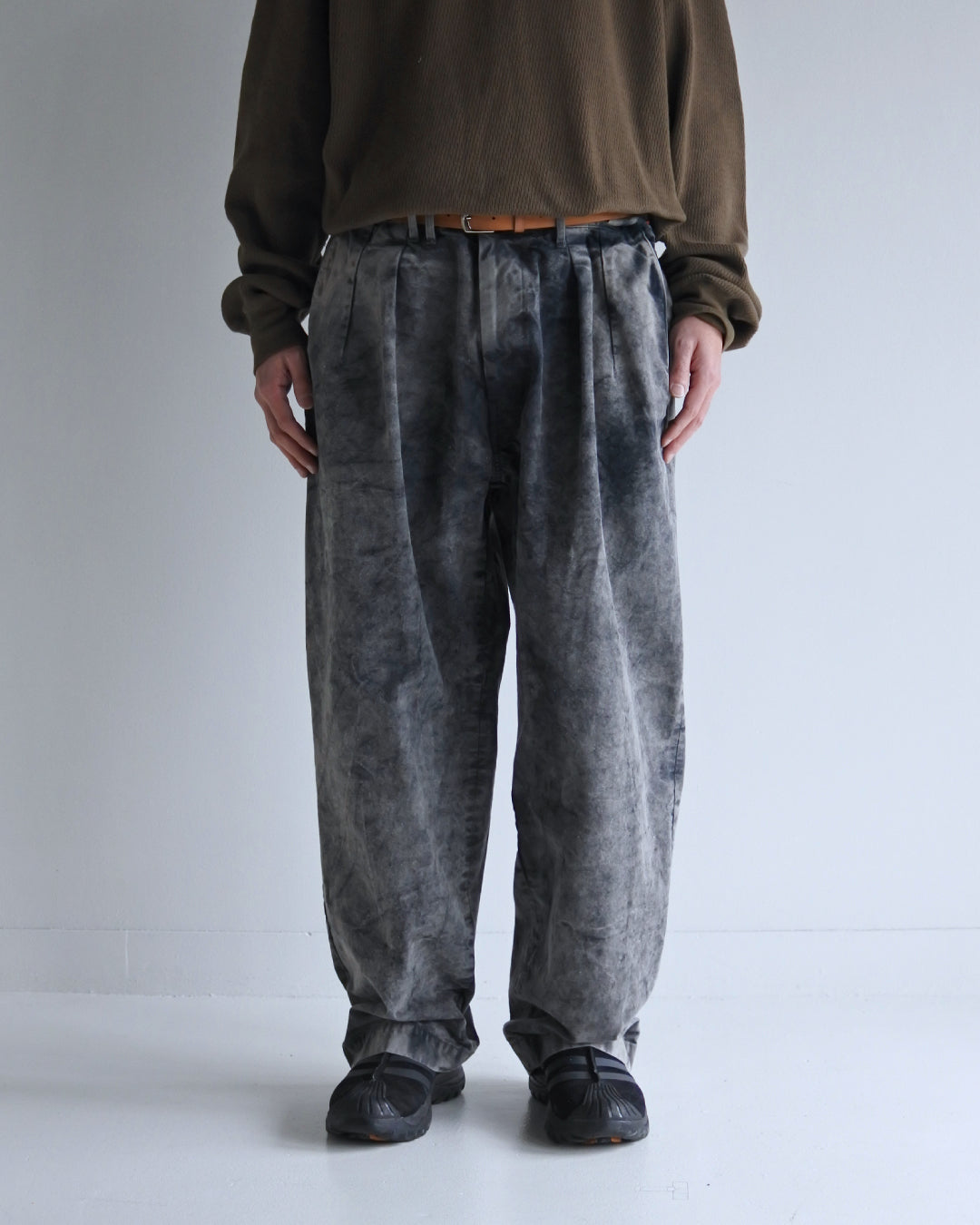 AN334 SULFUR DYED TUCK WIDE TROUSERS SULFUR BLACK – ANACHRONORM