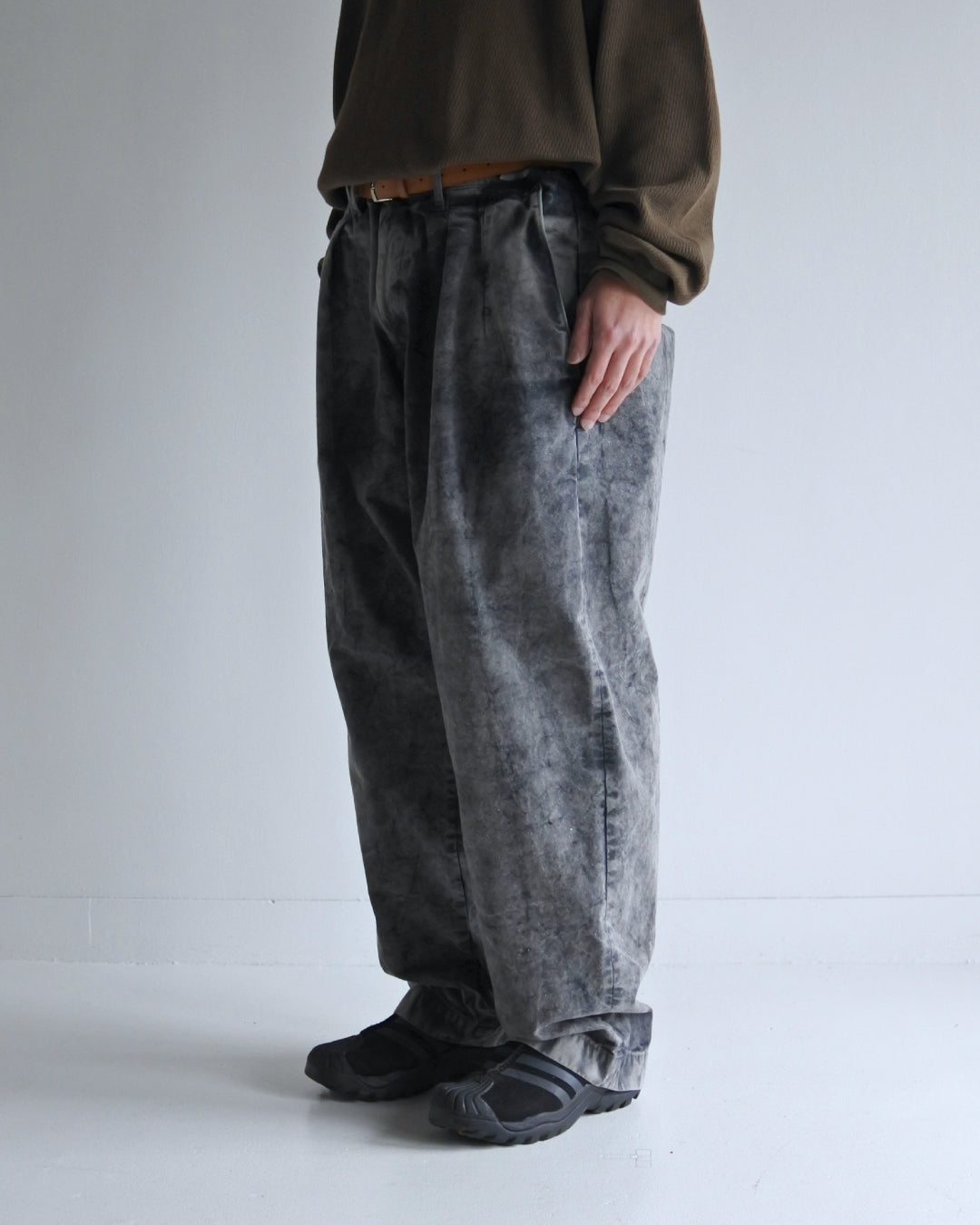 AN334 SULFUR DYED TUCK WIDE TROUSERS SULFUR BLACK – ANACHRONORM