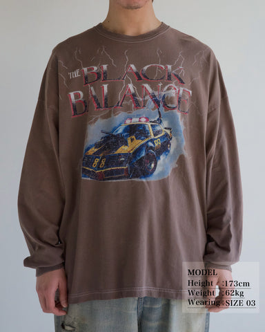 ANACHRONORM ダイド カスタムカー グラフィック ロングスリーブTシャツ ダスティブラウン | 5.6ozコーマ天竺 アメリカンカルチャーモチーフ 特殊染色 変色加工 一点一点