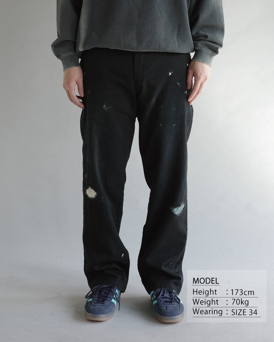 Dickiesのアイコンであるオリジナルワークパンツをベースに、ANACHRONORMがリアルなエイジングとリペア加工を施しました。
8.5ozのTCツイル生地はハリがあり丈夫で、シワになりにくく汚れにも強い素材。
タフなTC素材に5工程の加工を施し、長年履き込んだような風合いを再現しています。
膝には異なる生地の当て布を使用し、破れを補修したようなリペア風リメイクに仕上げました。
Based on the iconic Dickies Original Work Pants, reimagined with ANACHRONORM’s signature aging and repair aesthetic.
Made from sturdy 8.5oz TC twill, known for its durability and resistance to wrinkles and stains.
A five-step processing method recreates the look of years of wear on the tough TC fabric.
