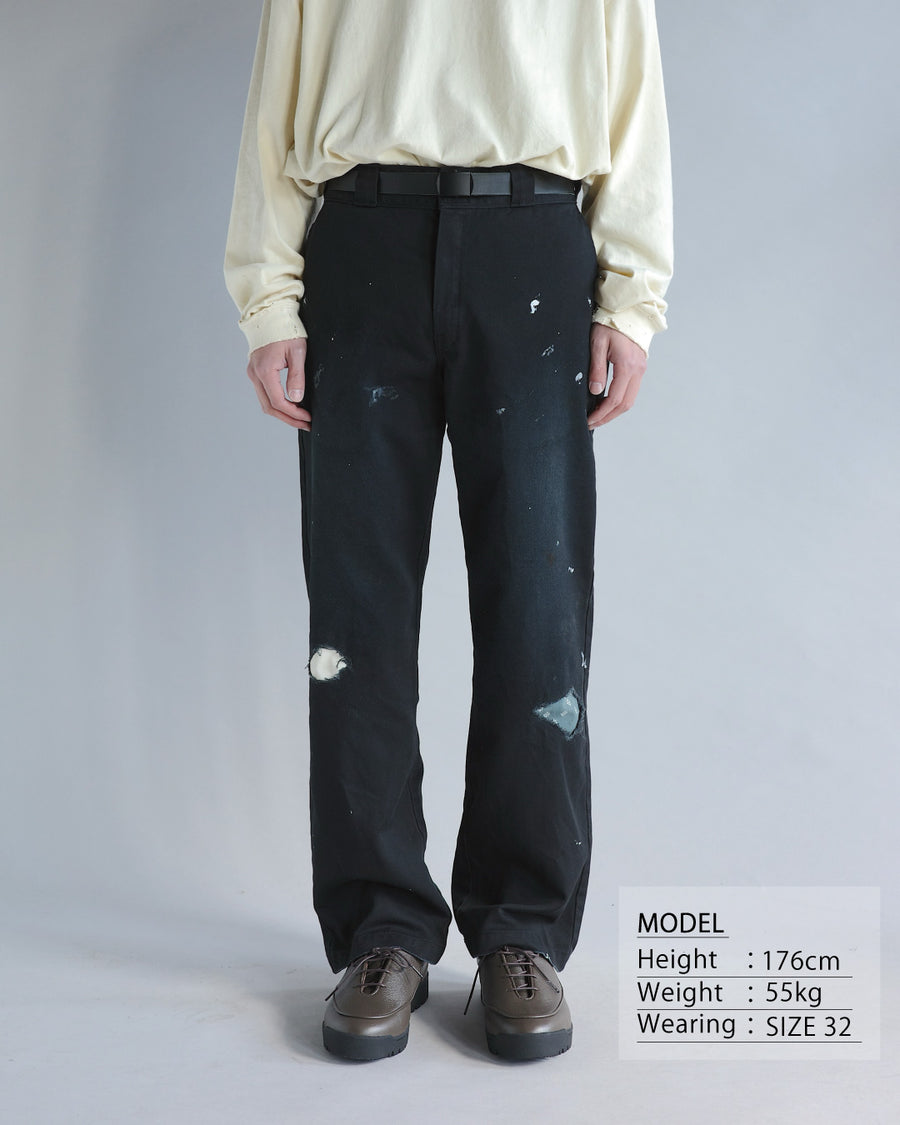 Dickiesのアイコンであるオリジナルワークパンツをベースに、ANACHRONORMがリアルなエイジングとリペア加工を施しました。
8.5ozのTCツイル生地はハリがあり丈夫で、シワになりにくく汚れにも強い素材。
タフなTC素材に5工程の加工を施し、長年履き込んだような風合いを再現しています。
膝には異なる生地の当て布を使用し、破れを補修したようなリペア風リメイクに仕上げました。
Based on the iconic Dickies Original Work Pants, reimagined with ANACHRONORM’s signature aging and repair aesthetic.
Made from sturdy 8.5oz TC twill, known for its durability and resistance to wrinkles and stains.
A five-step processing method recreates the look of years of wear on the tough TC fabric.