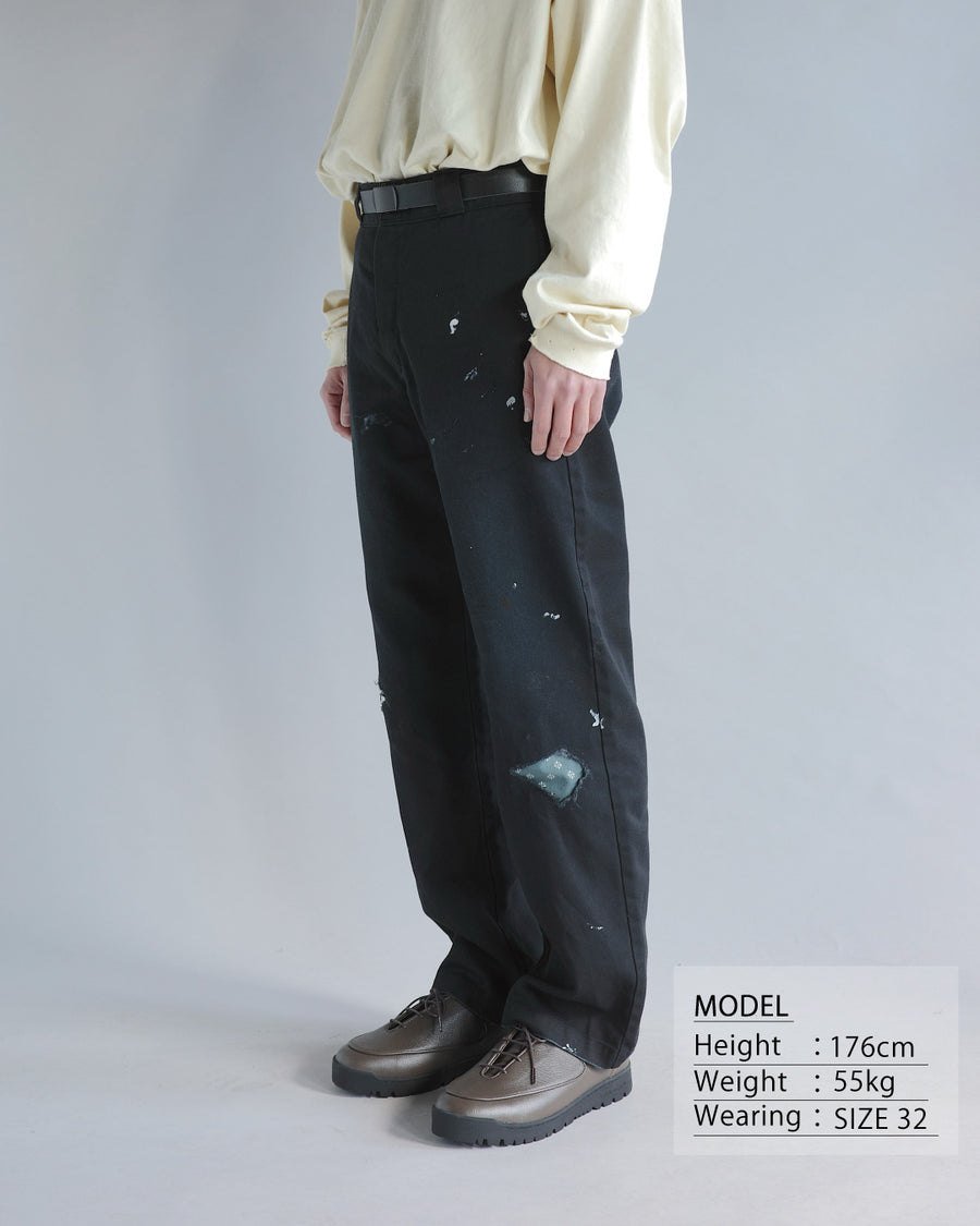 Dickiesのアイコンであるオリジナルワークパンツをベースに、ANACHRONORMがリアルなエイジングとリペア加工を施しました。
8.5ozのTCツイル生地はハリがあり丈夫で、シワになりにくく汚れにも強い素材。
タフなTC素材に5工程の加工を施し、長年履き込んだような風合いを再現しています。
膝には異なる生地の当て布を使用し、破れを補修したようなリペア風リメイクに仕上げました。
Based on the iconic Dickies Original Work Pants, reimagined with ANACHRONORM’s signature aging and repair aesthetic.
Made from sturdy 8.5oz TC twill, known for its durability and resistance to wrinkles and stains.
A five-step processing method recreates the look of years of wear on the tough TC fabric.