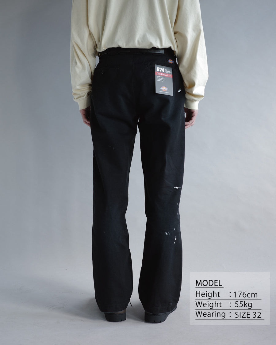 Dickiesのアイコンであるオリジナルワークパンツをベースに、ANACHRONORMがリアルなエイジングとリペア加工を施しました。
8.5ozのTCツイル生地はハリがあり丈夫で、シワになりにくく汚れにも強い素材。
タフなTC素材に5工程の加工を施し、長年履き込んだような風合いを再現しています。
膝には異なる生地の当て布を使用し、破れを補修したようなリペア風リメイクに仕上げました。
Based on the iconic Dickies Original Work Pants, reimagined with ANACHRONORM’s signature aging and repair aesthetic.
Made from sturdy 8.5oz TC twill, known for its durability and resistance to wrinkles and stains.
A five-step processing method recreates the look of years of wear on the tough TC fabric.