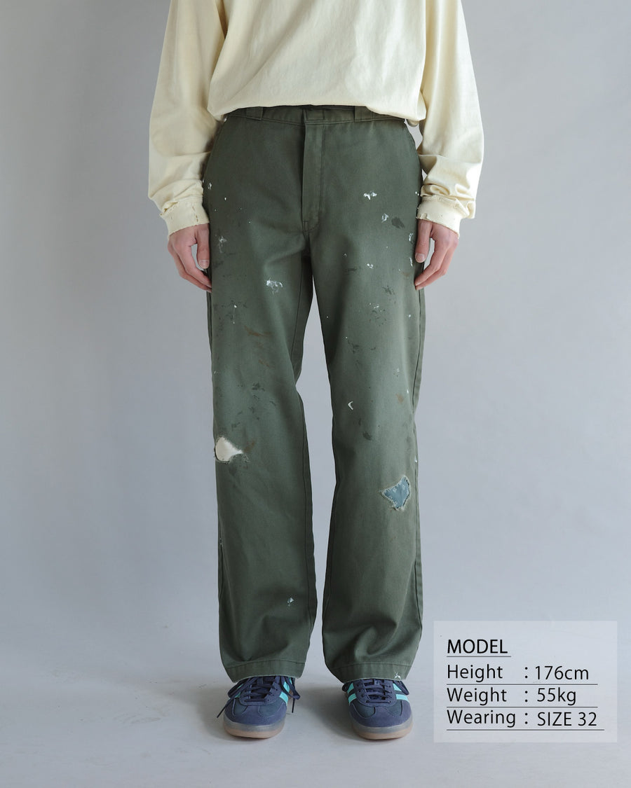 Dickiesのアイコンであるオリジナルワークパンツをベースに、ANACHRONORMがリアルなエイジングとリペア加工を施しました。
8.5ozのTCツイル生地はハリがあり丈夫で、シワになりにくく汚れにも強い素材。
タフなTC素材に5工程の加工を施し、長年履き込んだような風合いを再現しています。
膝には異なる生地の当て布を使用し、破れを補修したようなリペア風リメイクに仕上げました。
Based on the iconic Dickies Original Work Pants, reimagined with ANACHRONORM’s signature aging and repair aesthetic.
Made from sturdy 8.5oz TC twill, known for its durability and resistance to wrinkles and stains.
A five-step processing method recreates the look of years of wear on the tough TC fabric.