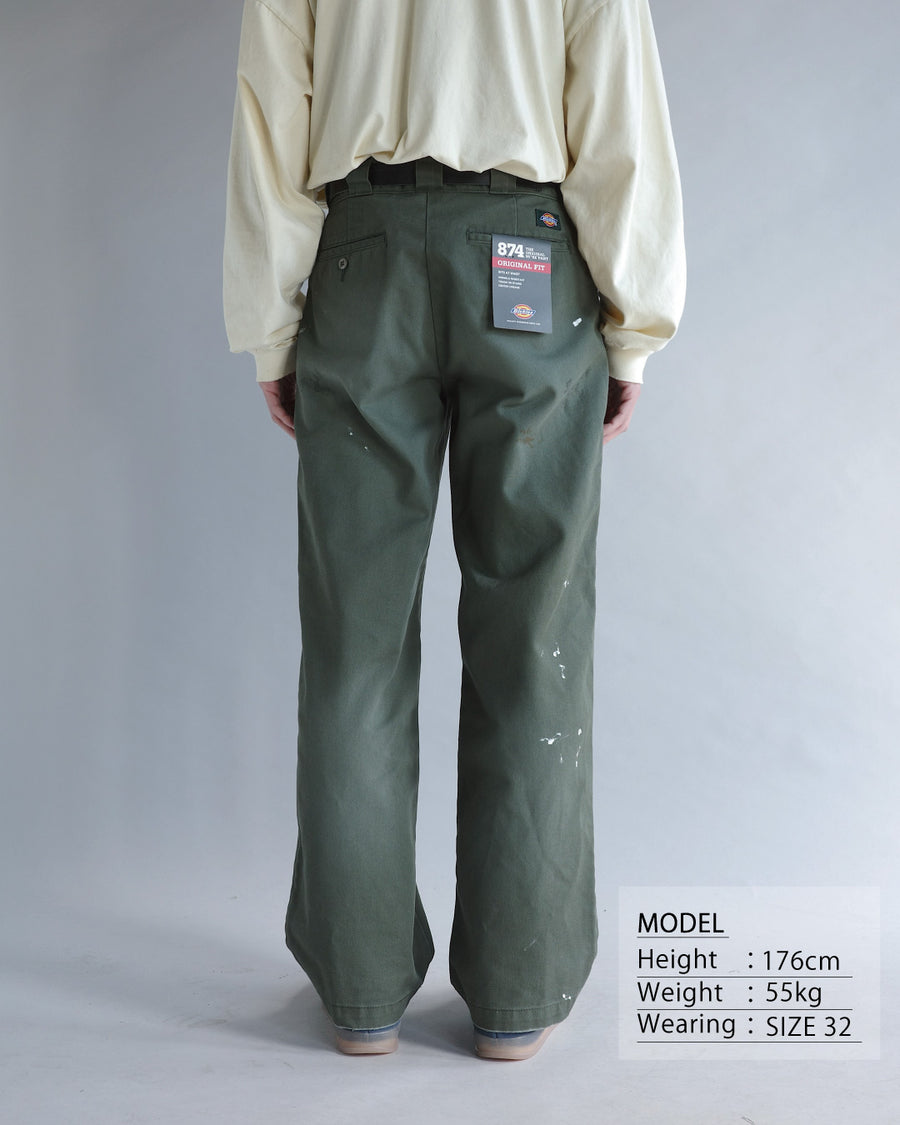 Dickiesのアイコンであるオリジナルワークパンツをベースに、ANACHRONORMがリアルなエイジングとリペア加工を施しました。
8.5ozのTCツイル生地はハリがあり丈夫で、シワになりにくく汚れにも強い素材。
タフなTC素材に5工程の加工を施し、長年履き込んだような風合いを再現しています。
膝には異なる生地の当て布を使用し、破れを補修したようなリペア風リメイクに仕上げました。
Based on the iconic Dickies Original Work Pants, reimagined with ANACHRONORM’s signature aging and repair aesthetic.
Made from sturdy 8.5oz TC twill, known for its durability and resistance to wrinkles and stains.
A five-step processing method recreates the look of years of wear on the tough TC fabric.