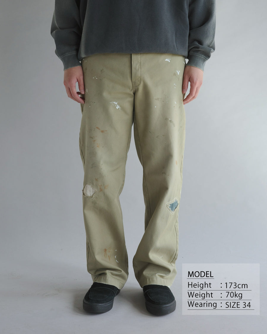 Dickiesのアイコンであるオリジナルワークパンツをベースに、ANACHRONORMがリアルなエイジングとリペア加工を施しました。
8.5ozのTCツイル生地はハリがあり丈夫で、シワになりにくく汚れにも強い素材。
タフなTC素材に5工程の加工を施し、長年履き込んだような風合いを再現しています。
膝には異なる生地の当て布を使用し、破れを補修したようなリペア風リメイクに仕上げました。
Based on the iconic Dickies Original Work Pants, reimagined with ANACHRONORM’s signature aging and repair aesthetic.
Made from sturdy 8.5oz TC twill, known for its durability and resistance to wrinkles and stains.
A five-step processing method recreates the look of years of wear on the tough TC fabric.