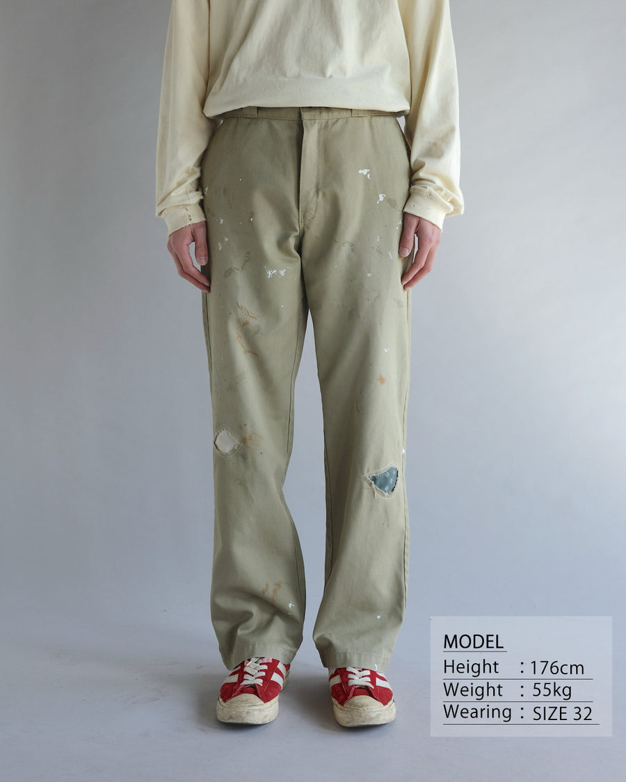 Dickiesのアイコンであるオリジナルワークパンツをベースに、ANACHRONORMがリアルなエイジングとリペア加工を施しました。
8.5ozのTCツイル生地はハリがあり丈夫で、シワになりにくく汚れにも強い素材。
タフなTC素材に5工程の加工を施し、長年履き込んだような風合いを再現しています。
膝には異なる生地の当て布を使用し、破れを補修したようなリペア風リメイクに仕上げました。
Based on the iconic Dickies Original Work Pants, reimagined with ANACHRONORM’s signature aging and repair aesthetic.
Made from sturdy 8.5oz TC twill, known for its durability and resistance to wrinkles and stains.
A five-step processing method recreates the look of years of wear on the tough TC fabric.